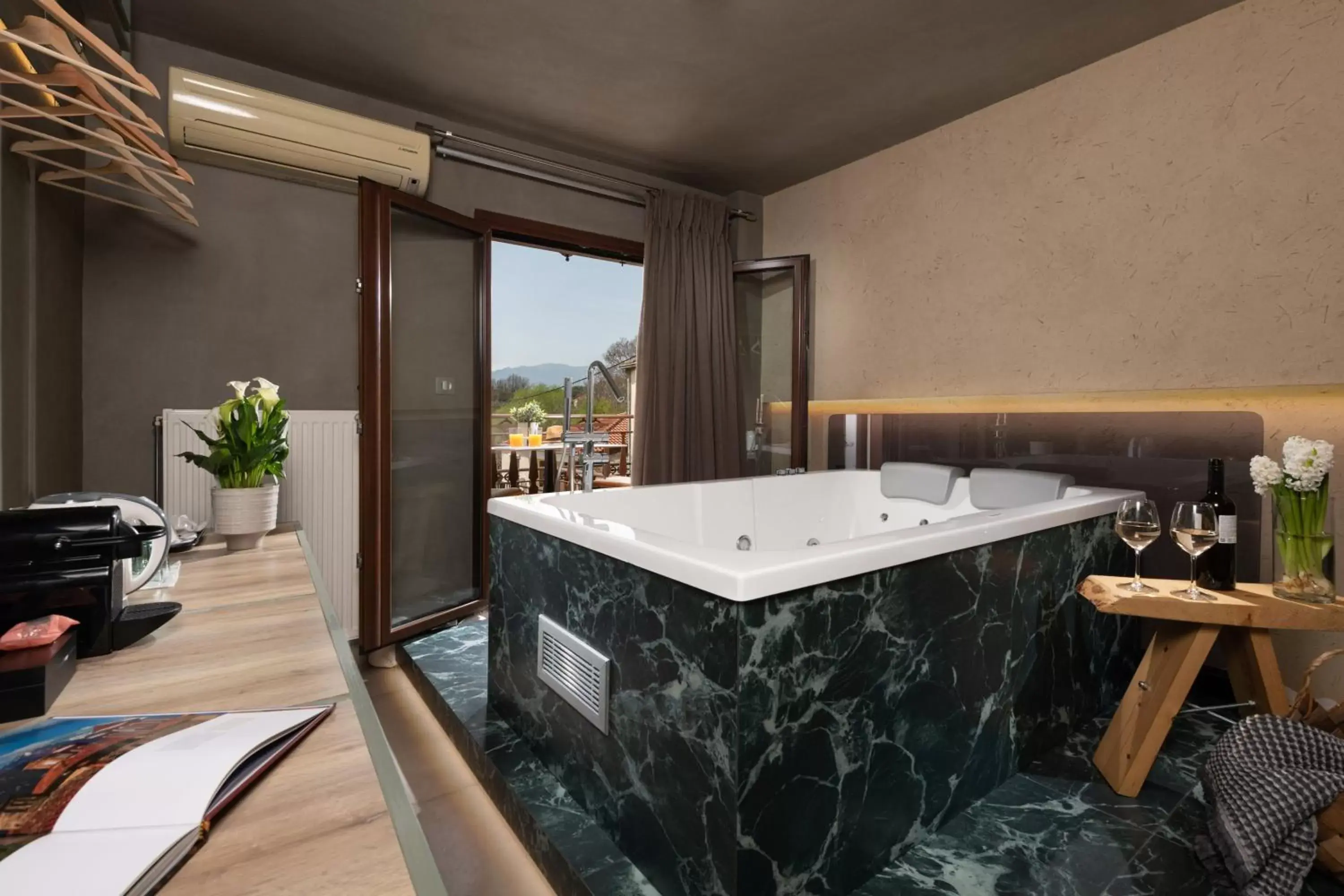 Hot Tub, Bathroom in Tsikeli Boutique Hotel Meteora - Adults Friendly