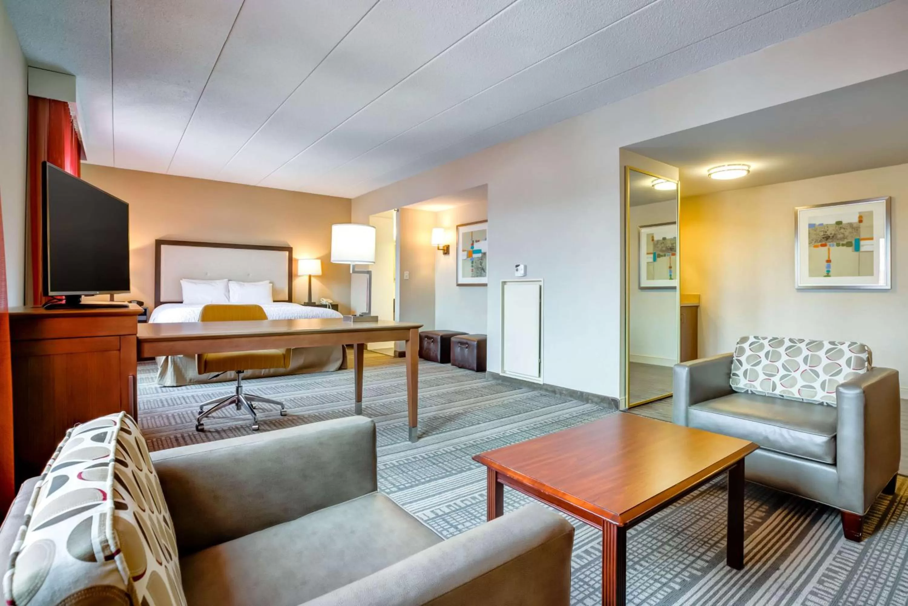 Bed in Hampton Inn Boston-Norwood