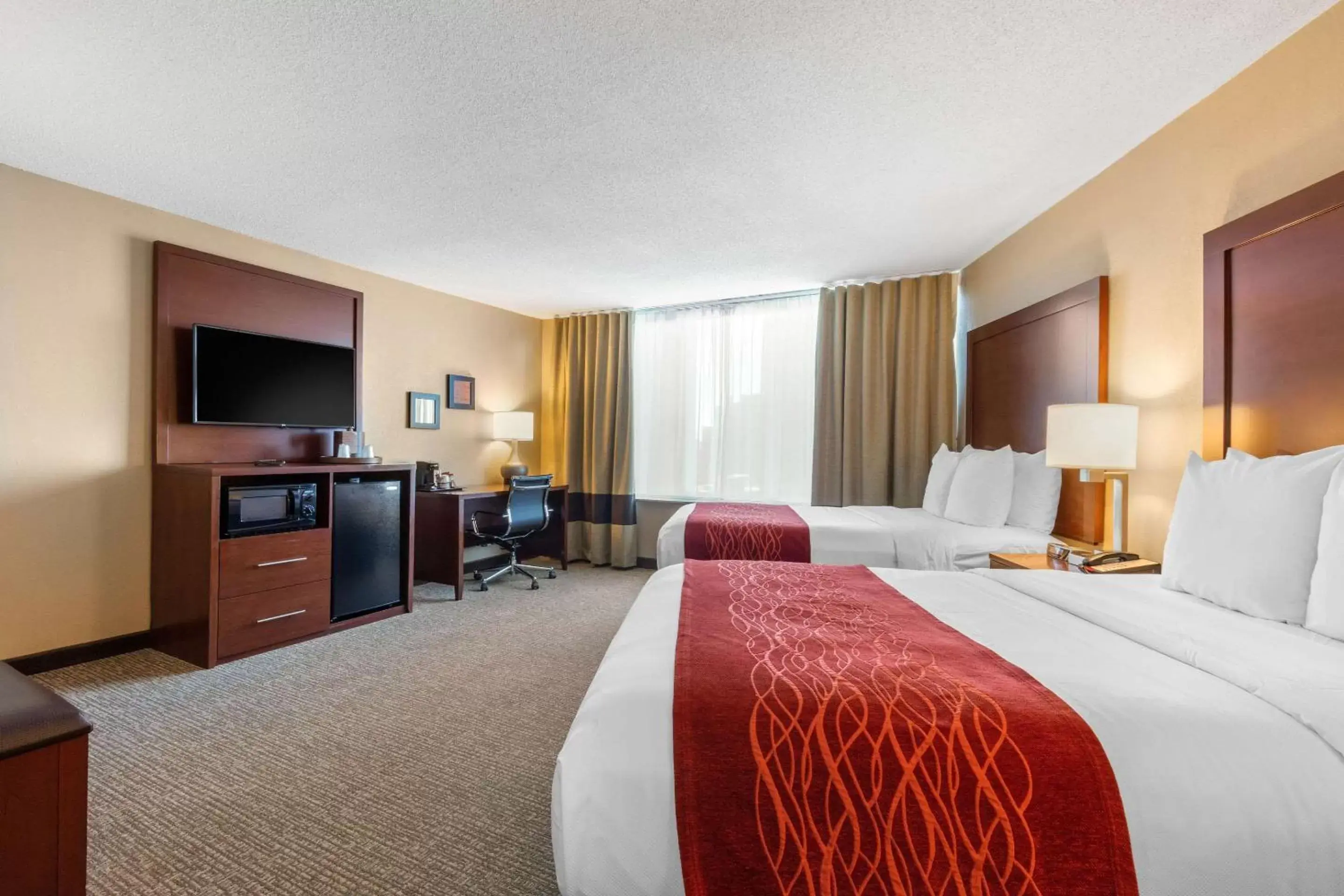 Photo of the whole room, TV/Entertainment Center in Comfort Inn Memphis Downtown