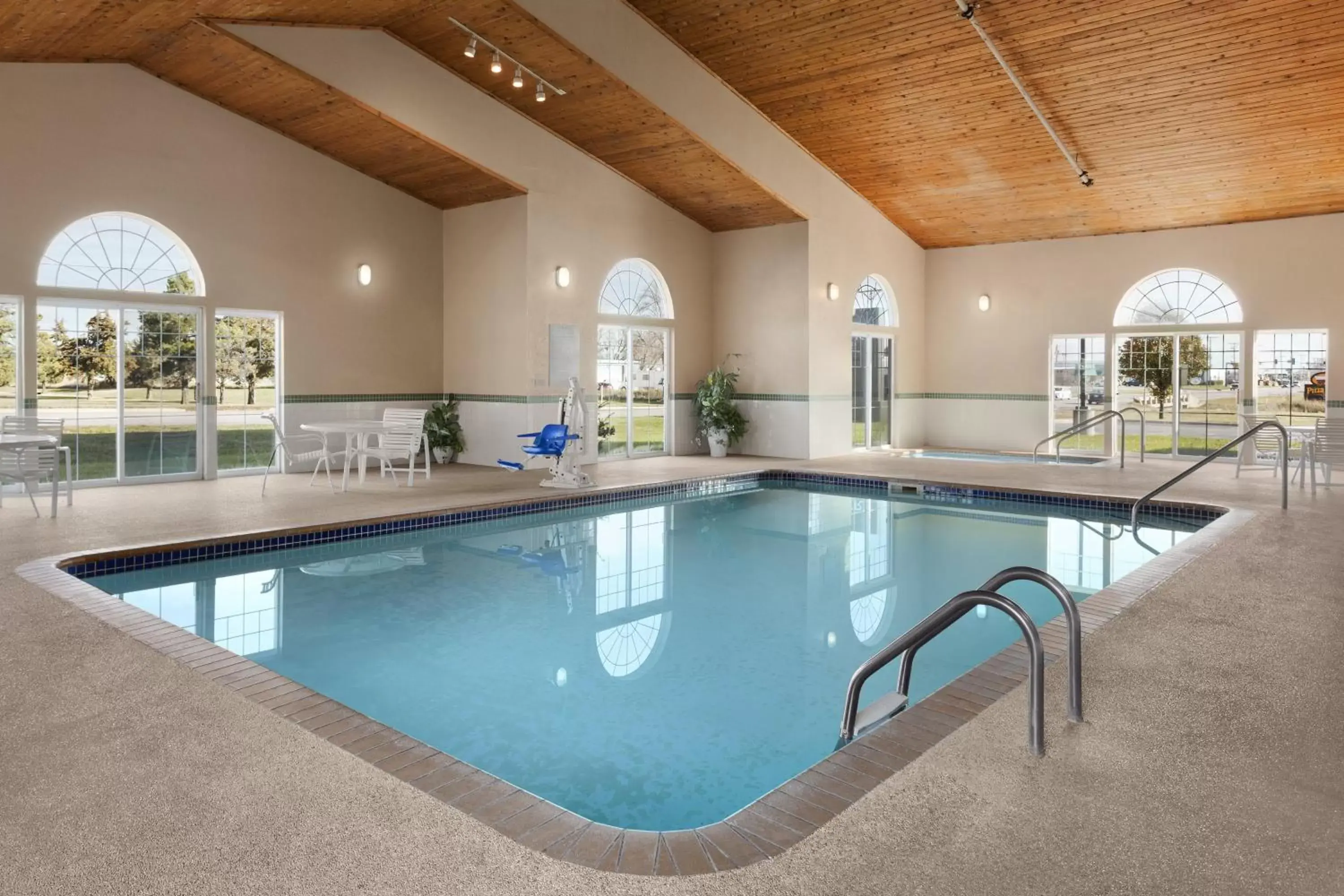 Swimming Pool in Country Inn & Suites by Radisson, Fort Dodge, IA