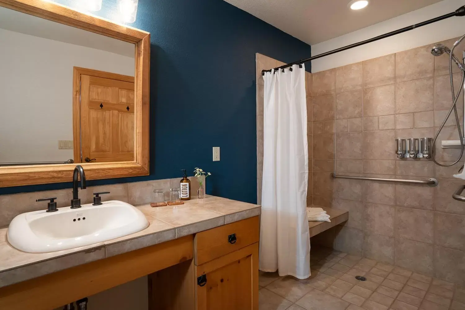 Shower, Bathroom in Black Bear Lodge