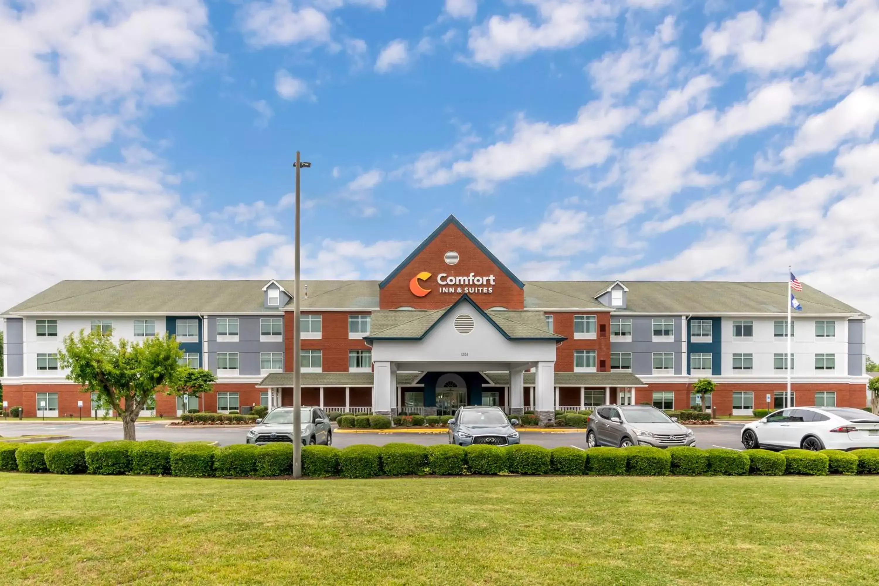 Property Building in Comfort Inn & Suites Hampton near Coliseum