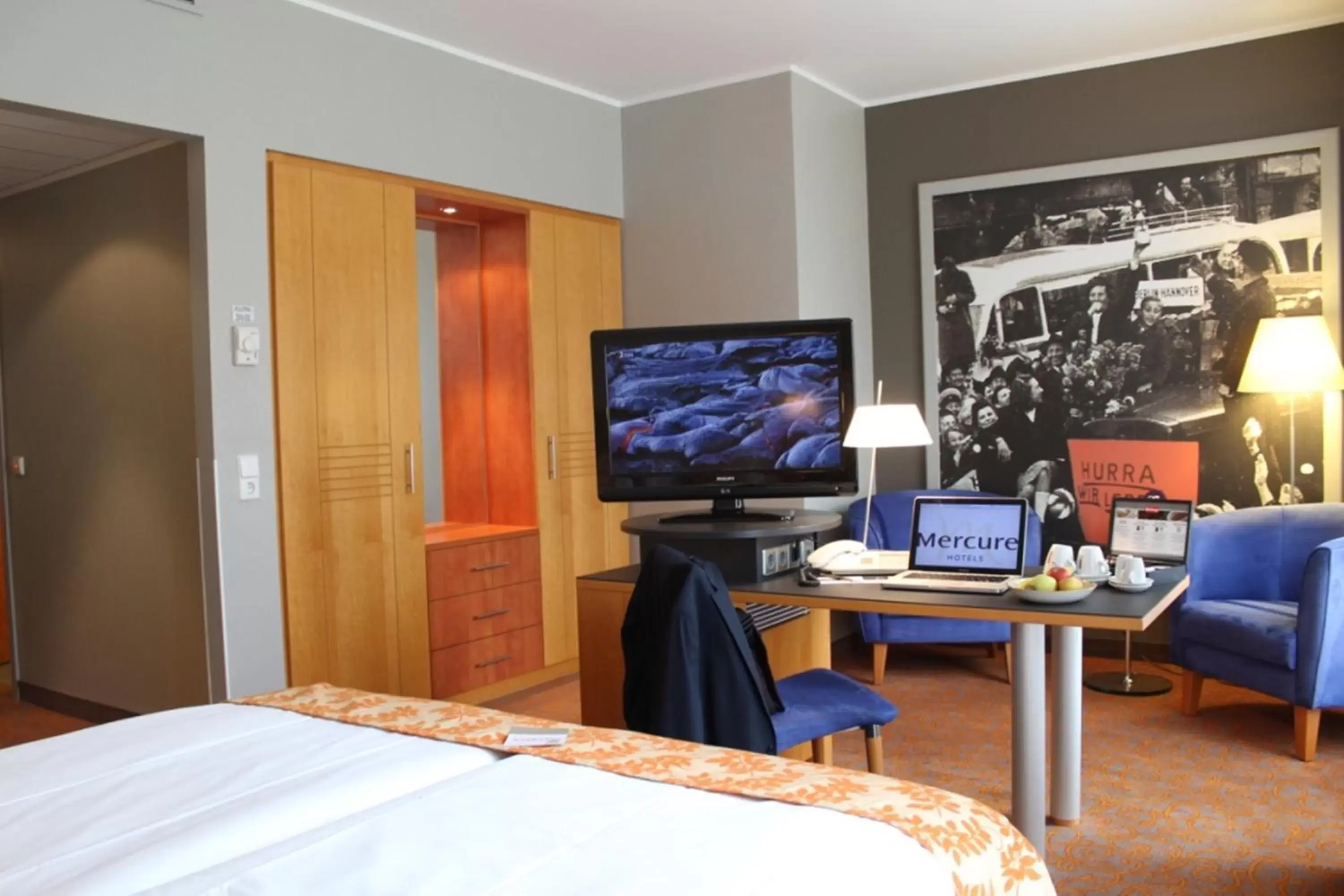 Bedroom, TV/Entertainment Center in Mercure Hotel & Residenz Berlin Checkpoint Charlie