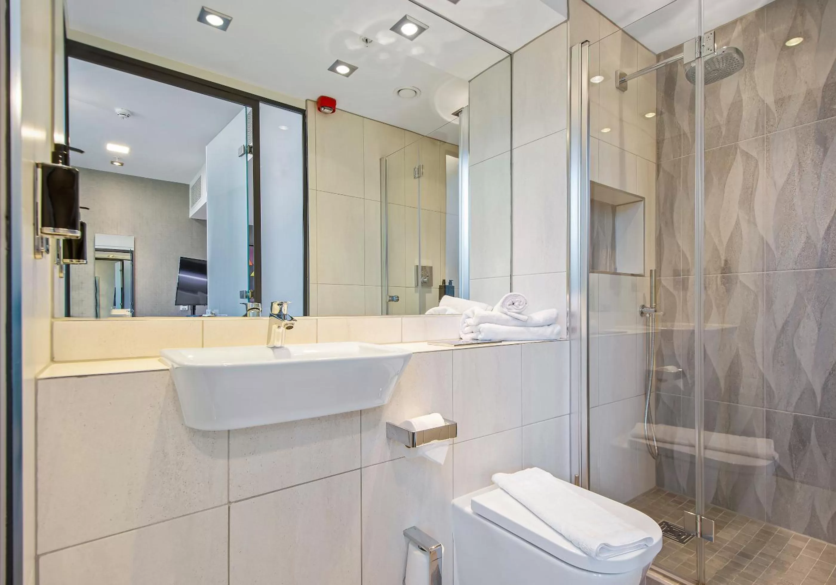 Bathroom in Roomzzz Manchester Victoria