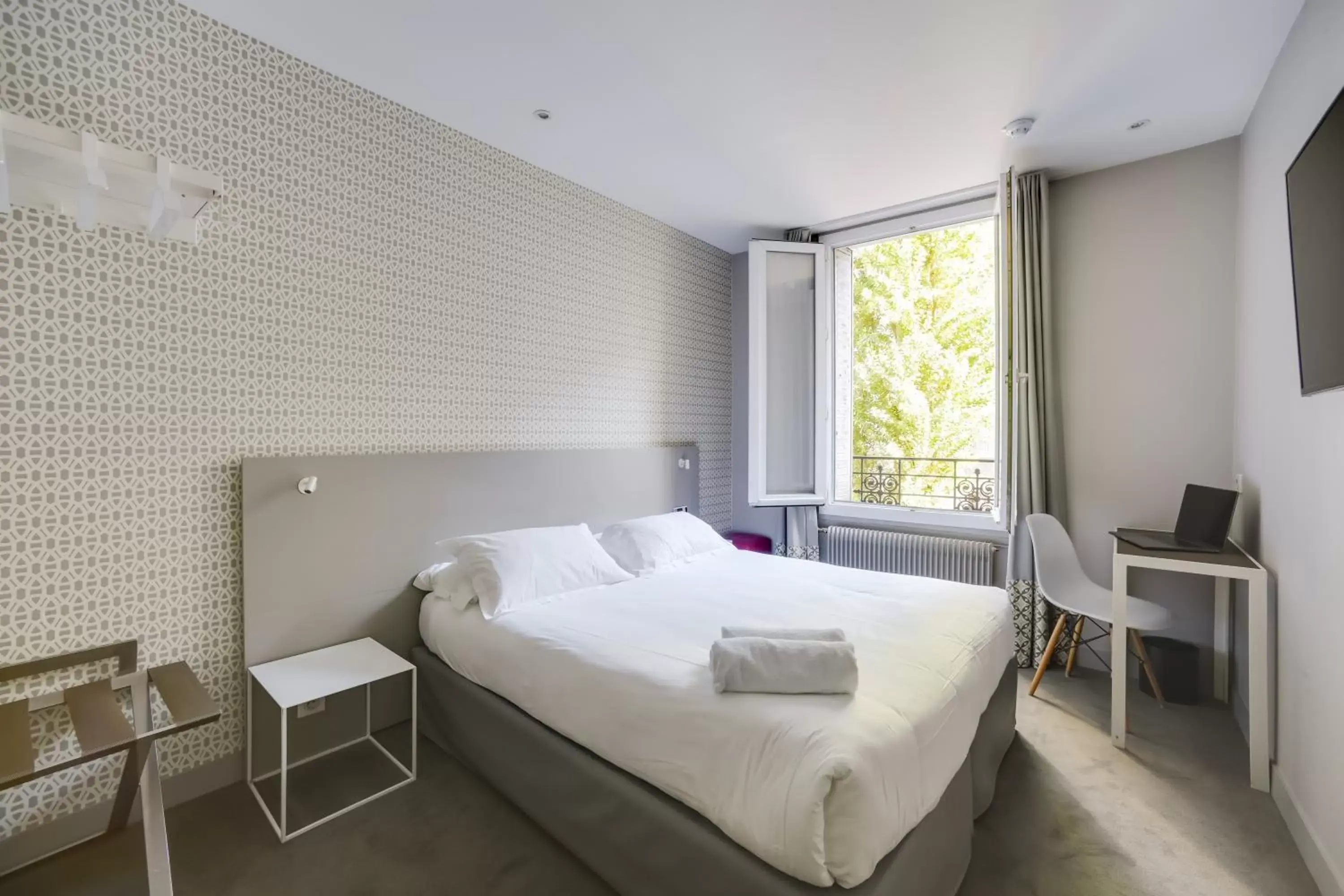 Bed in Acropolis Hotel Paris Boulogne