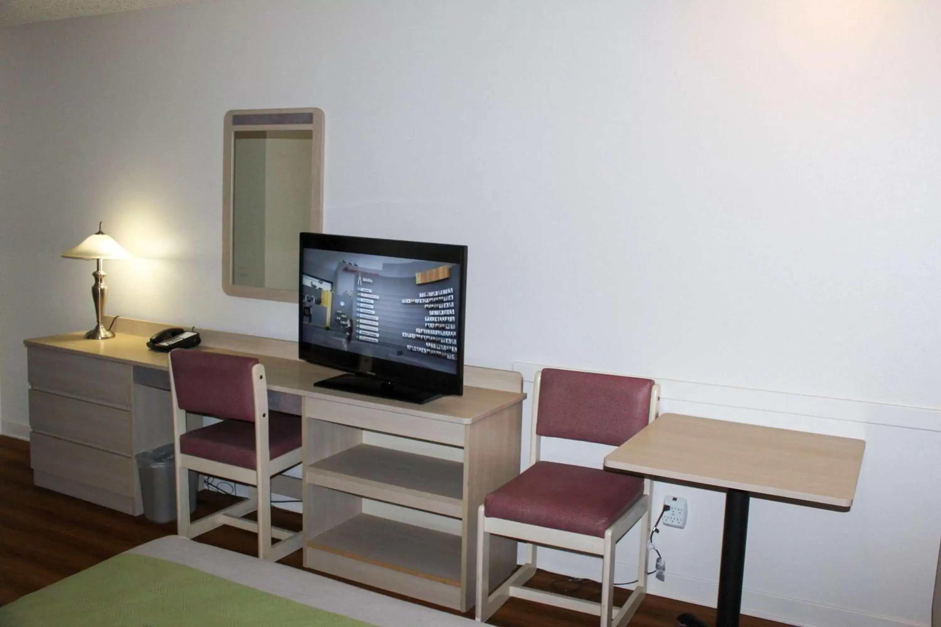 Photo of the whole room, TV/Entertainment Center in Motel 6-Great Falls, MT