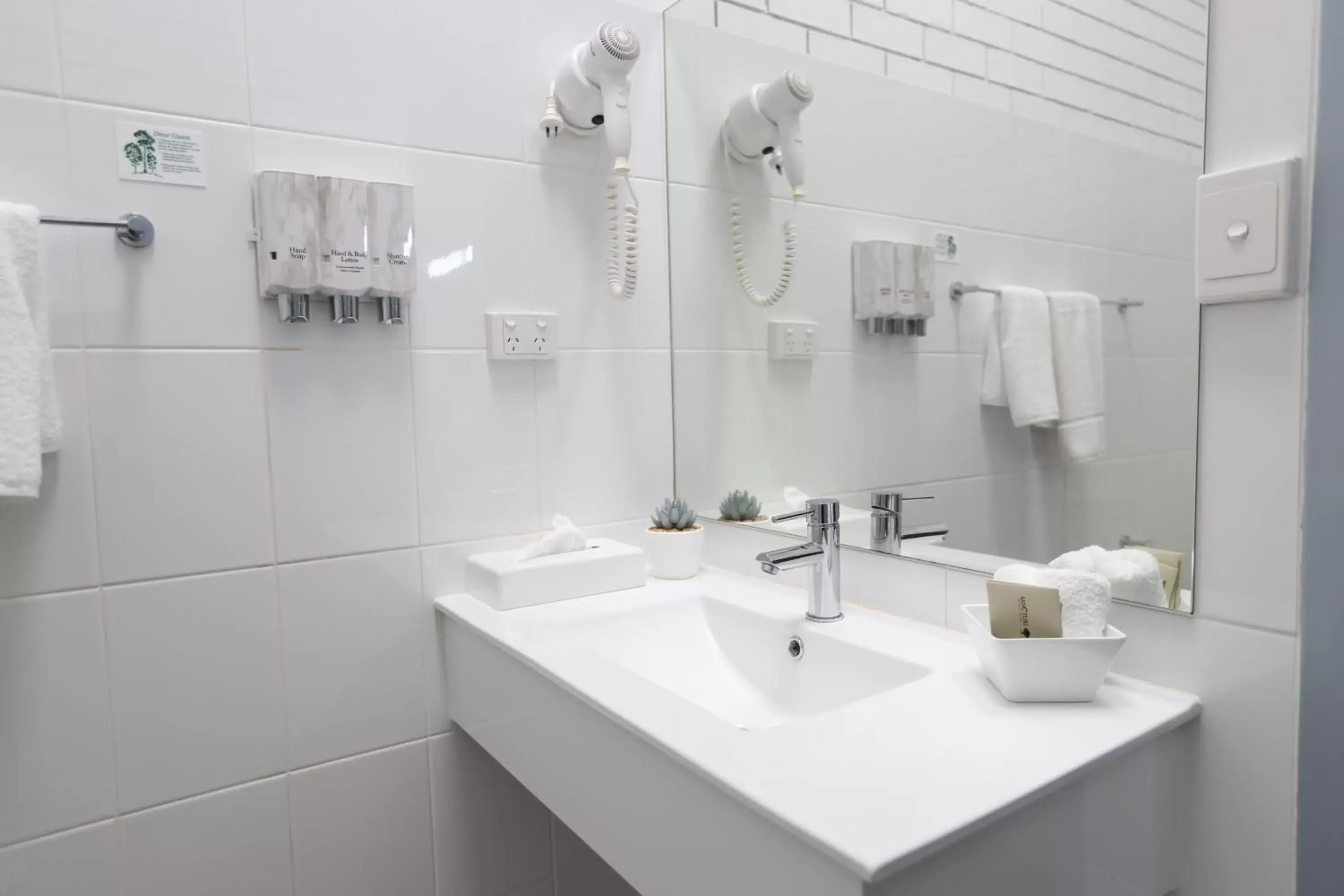 Bathroom in The Town House Motor Inn