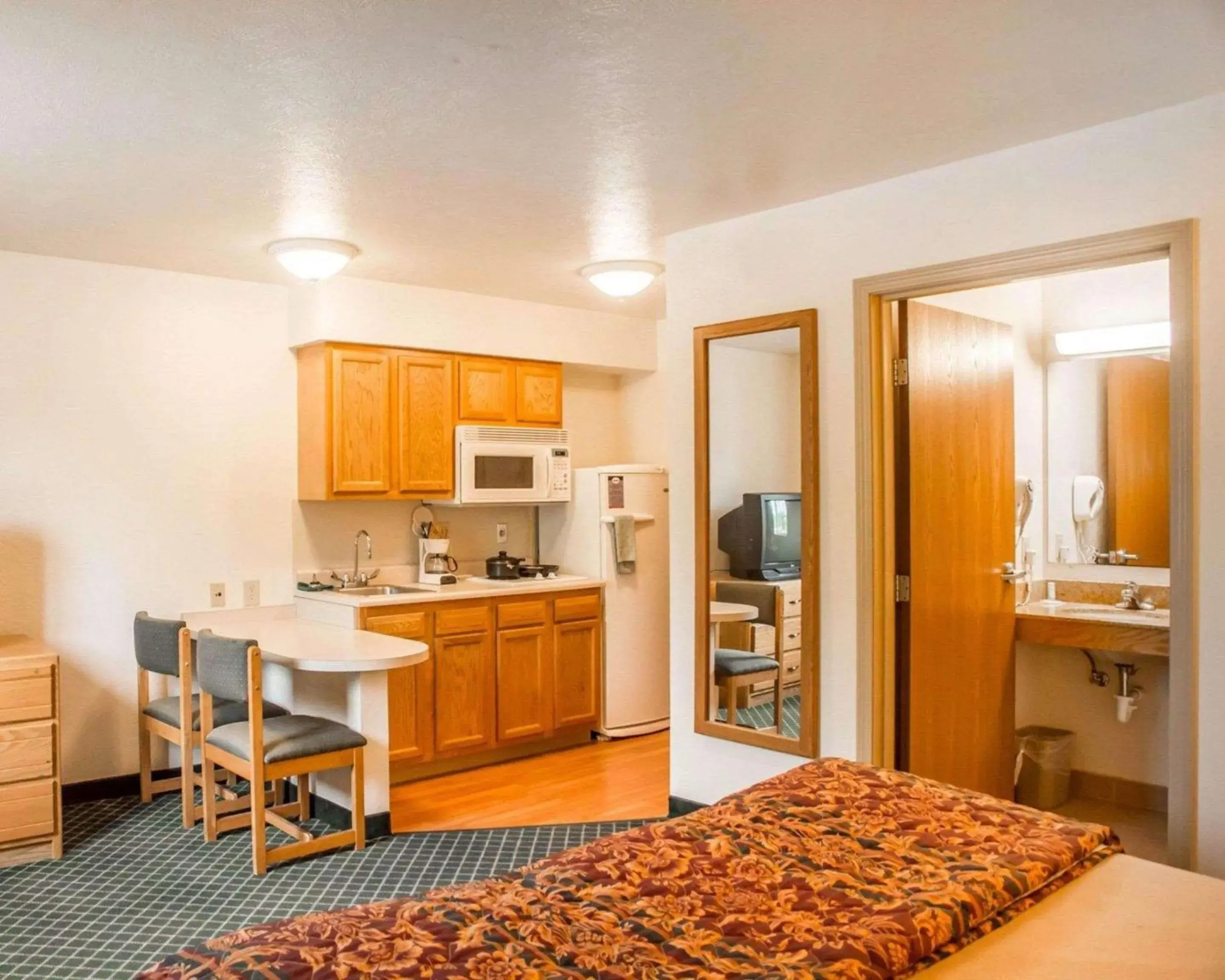 Photo of the whole room, Kitchen/Kitchenette in Suburban Studios Dayton-WP AFB