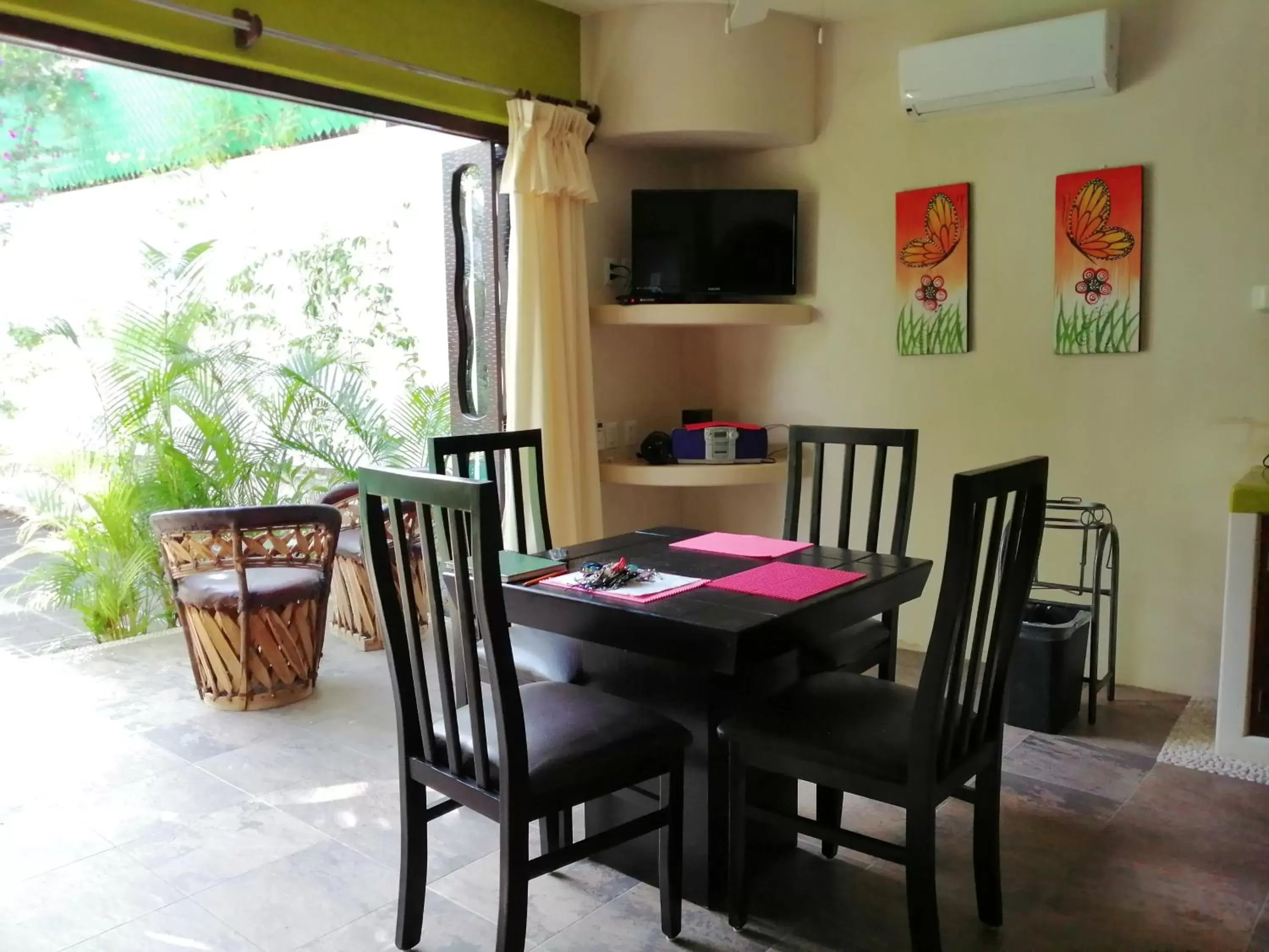 TV and multimedia, Dining Area in Ceiba Studios