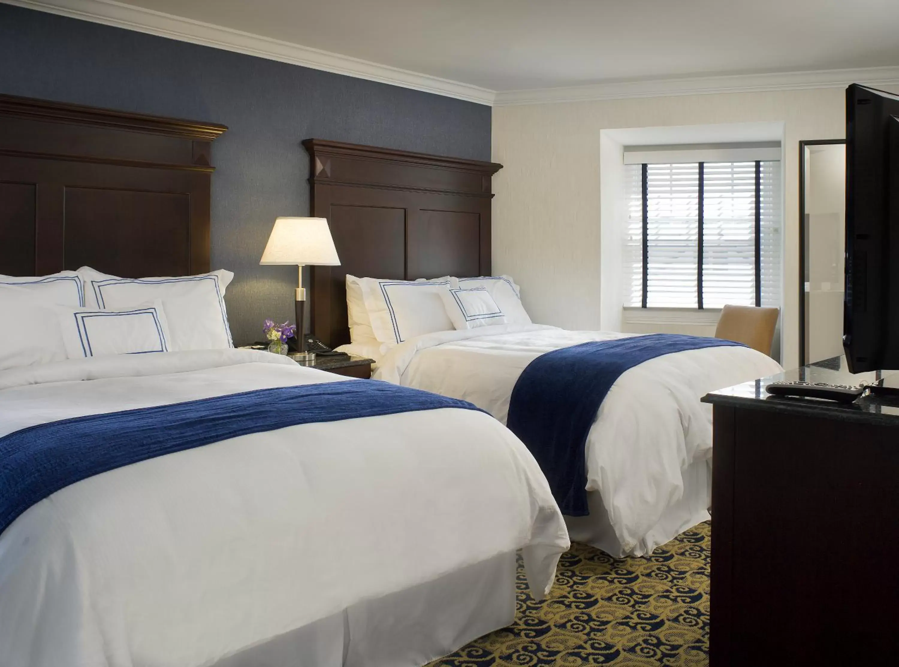 TV and multimedia, Bed in Newport Beach Hotel & Suites