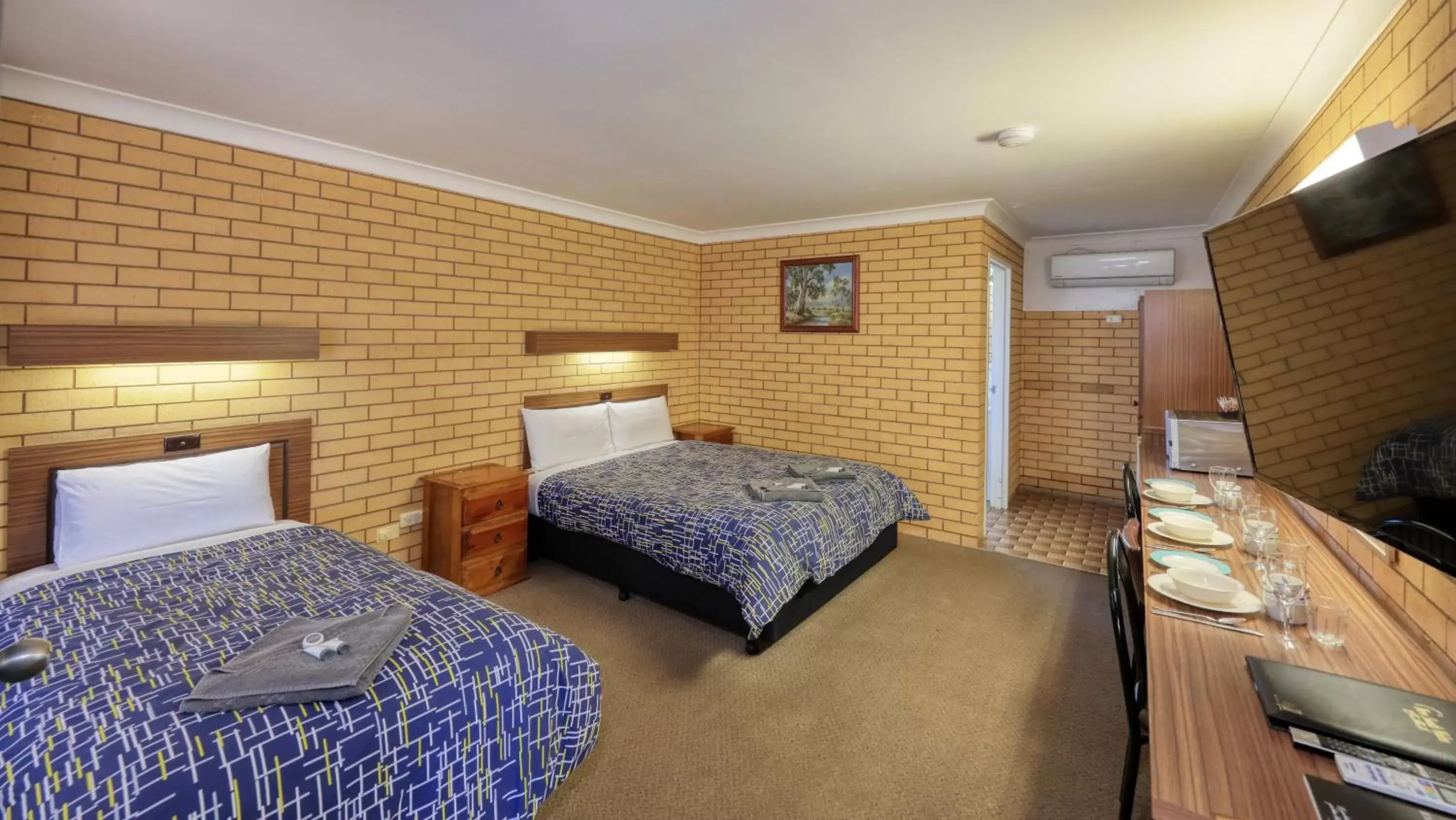 Bed in Darling River Motel