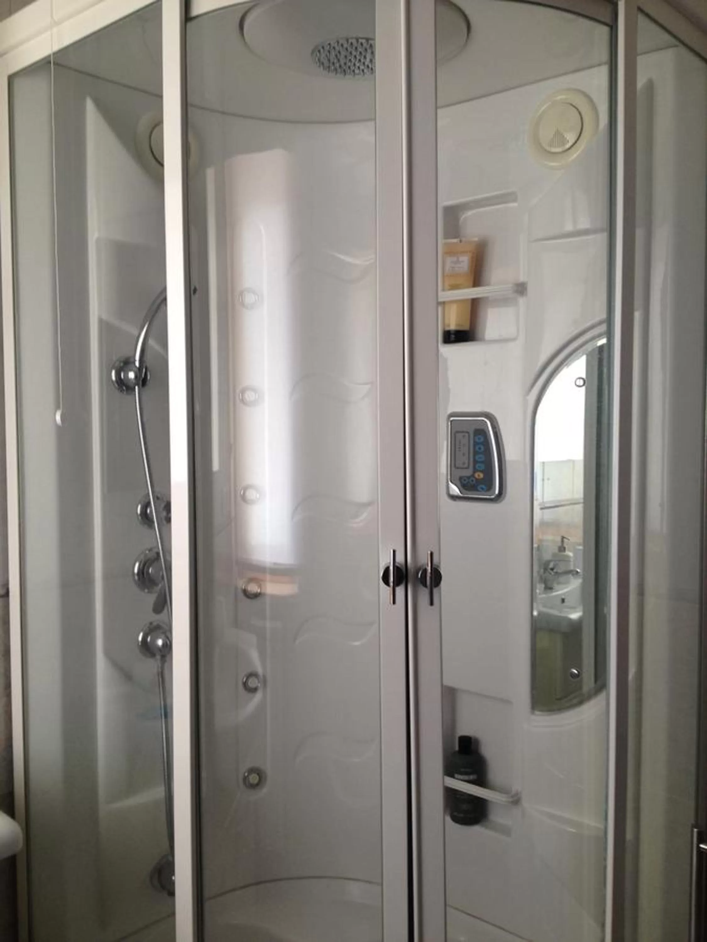 Shower in B&B Via Roma suite - Ortona Rooms