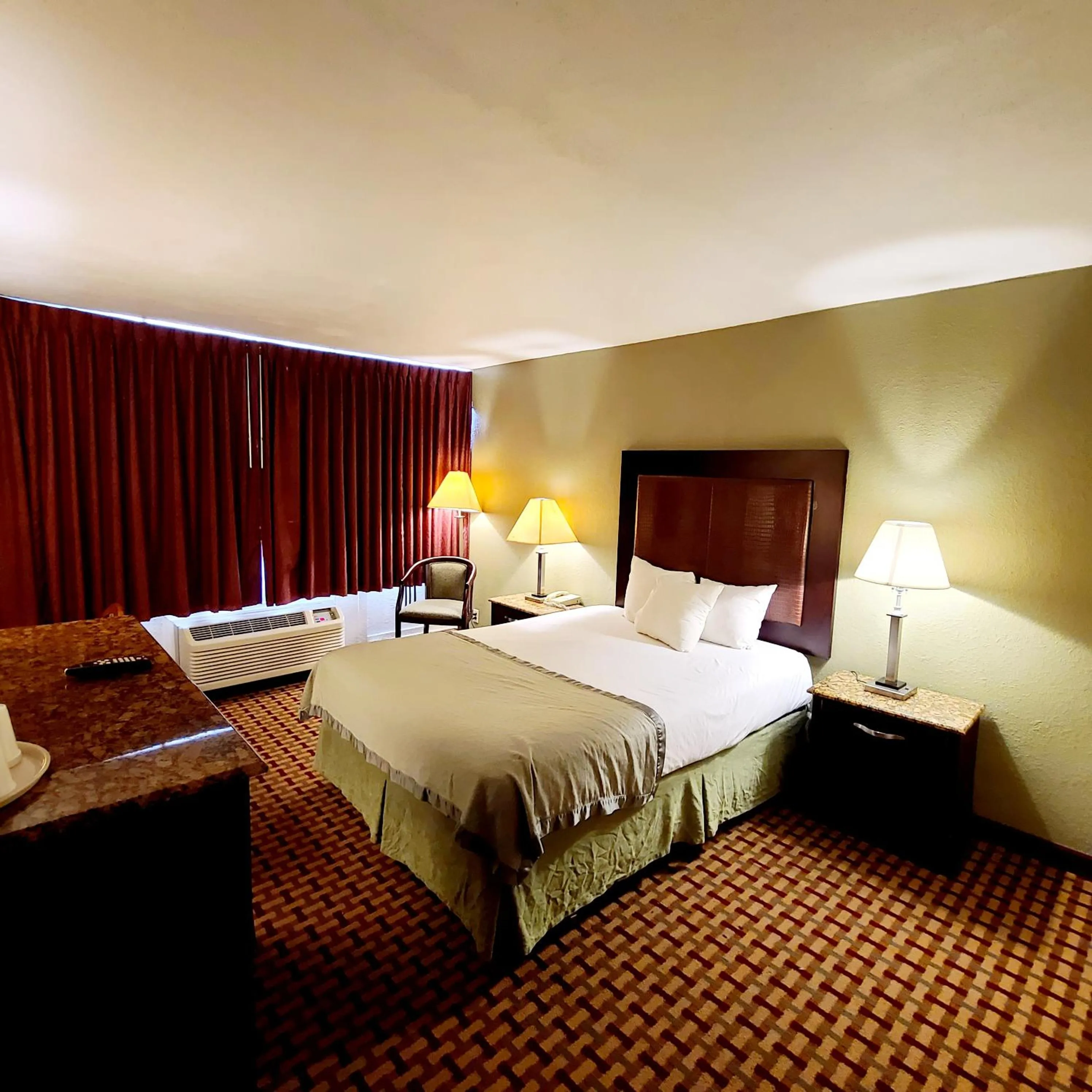 Bedroom, Bed in Town Inn