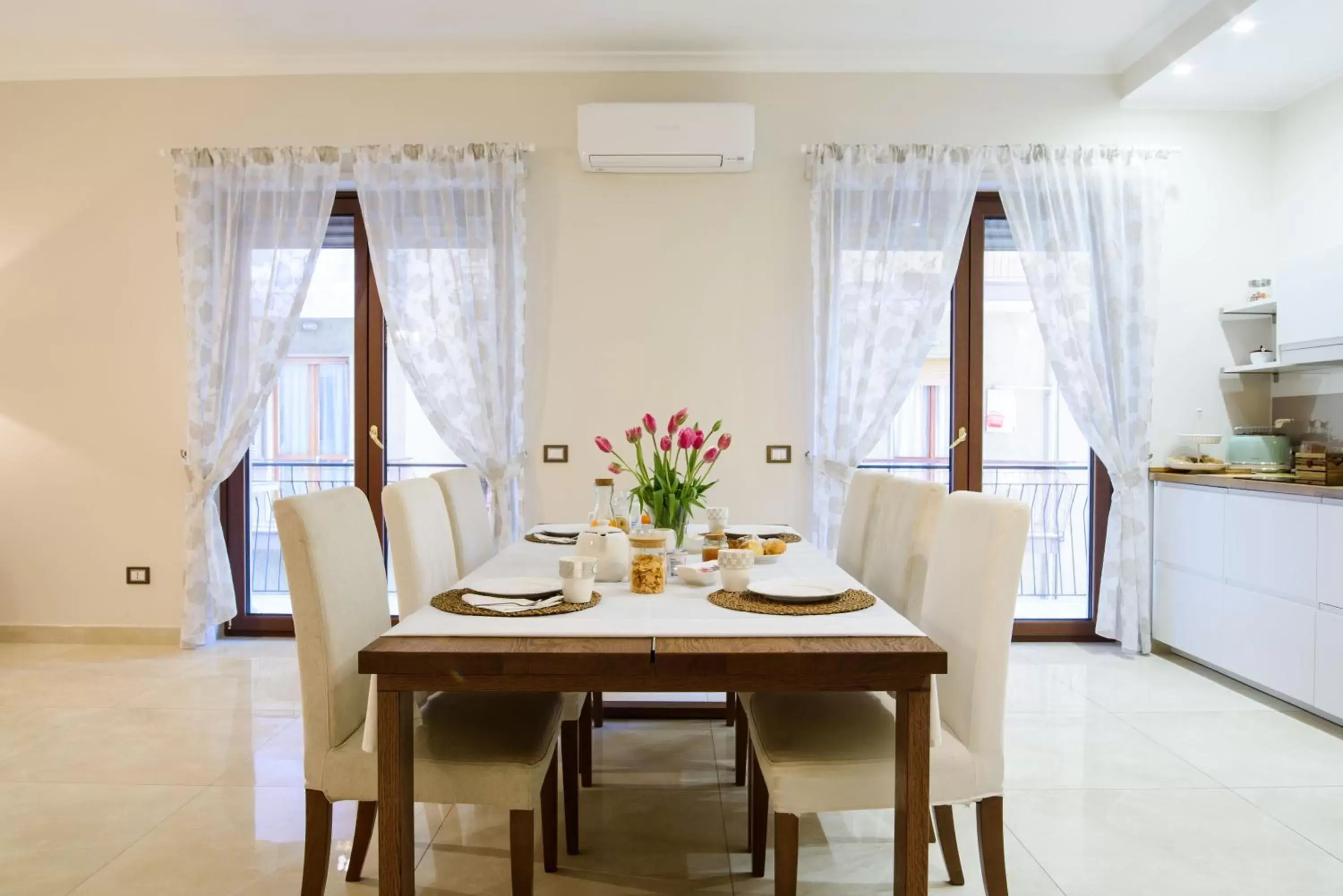 Living room, Dining Area in HomeAway Salerno