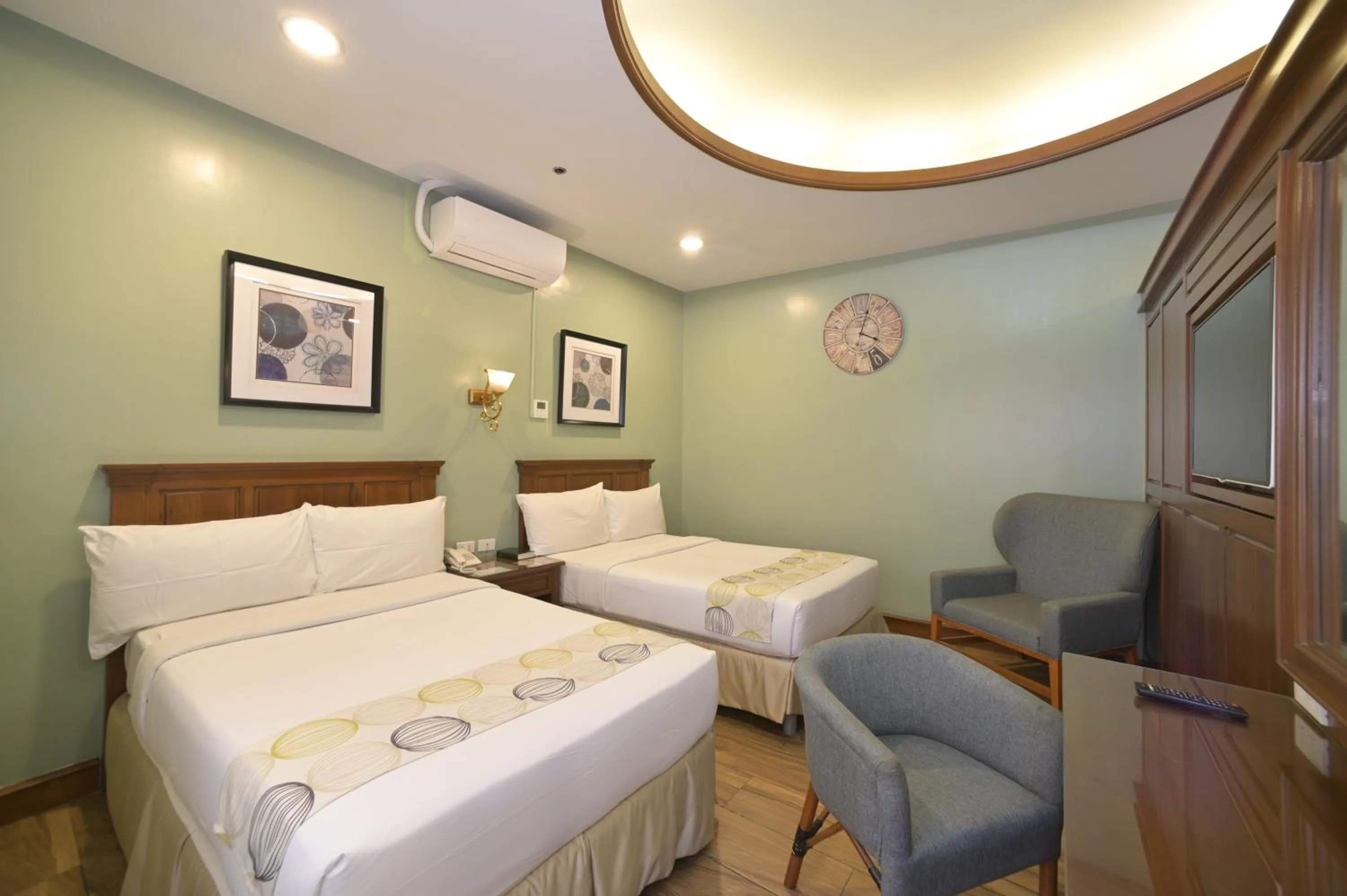 Bed in Paragon Hotel and Suites