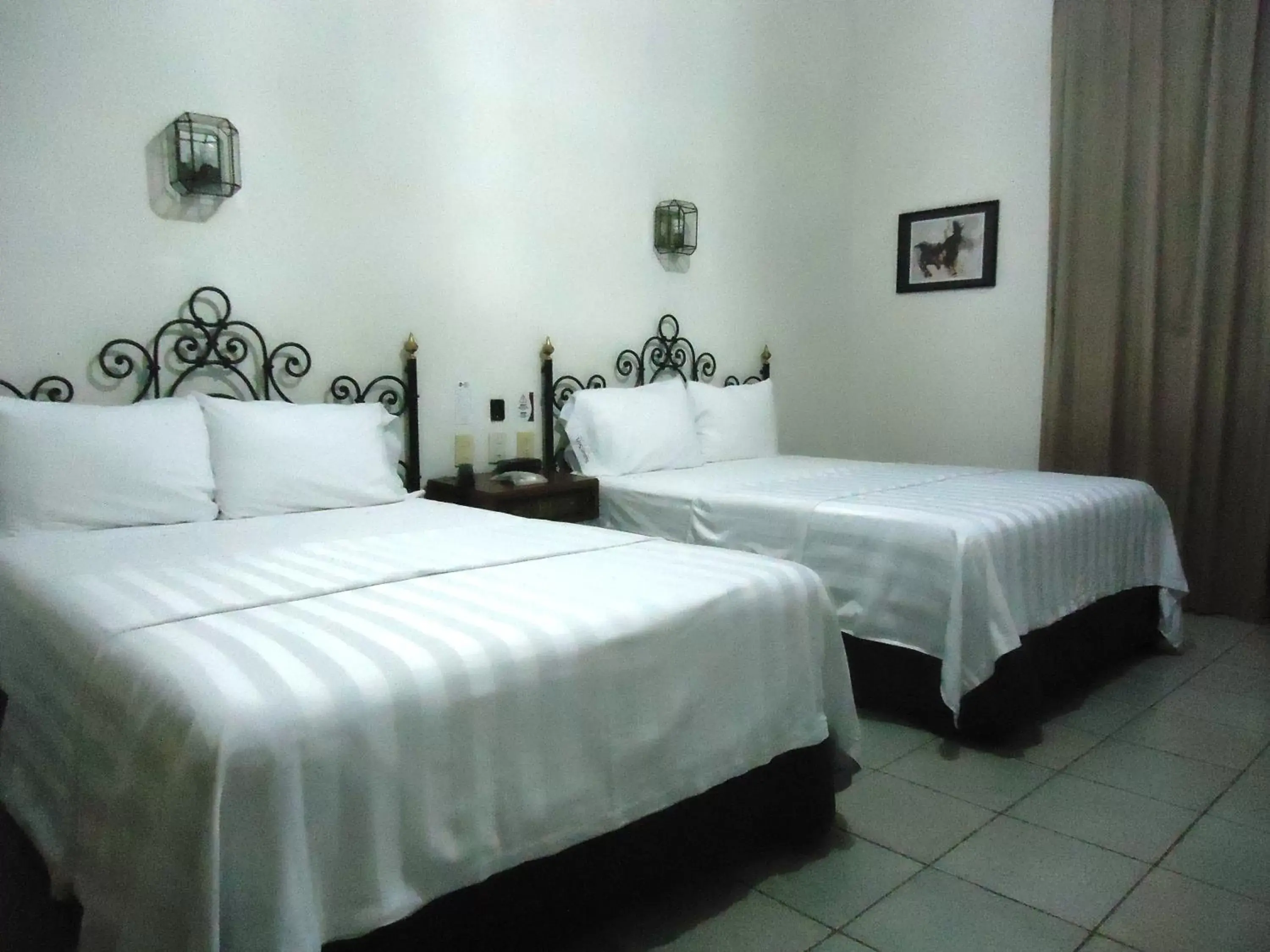 Photo of the whole room, Bed in Hotel Concierge Plaza Colima