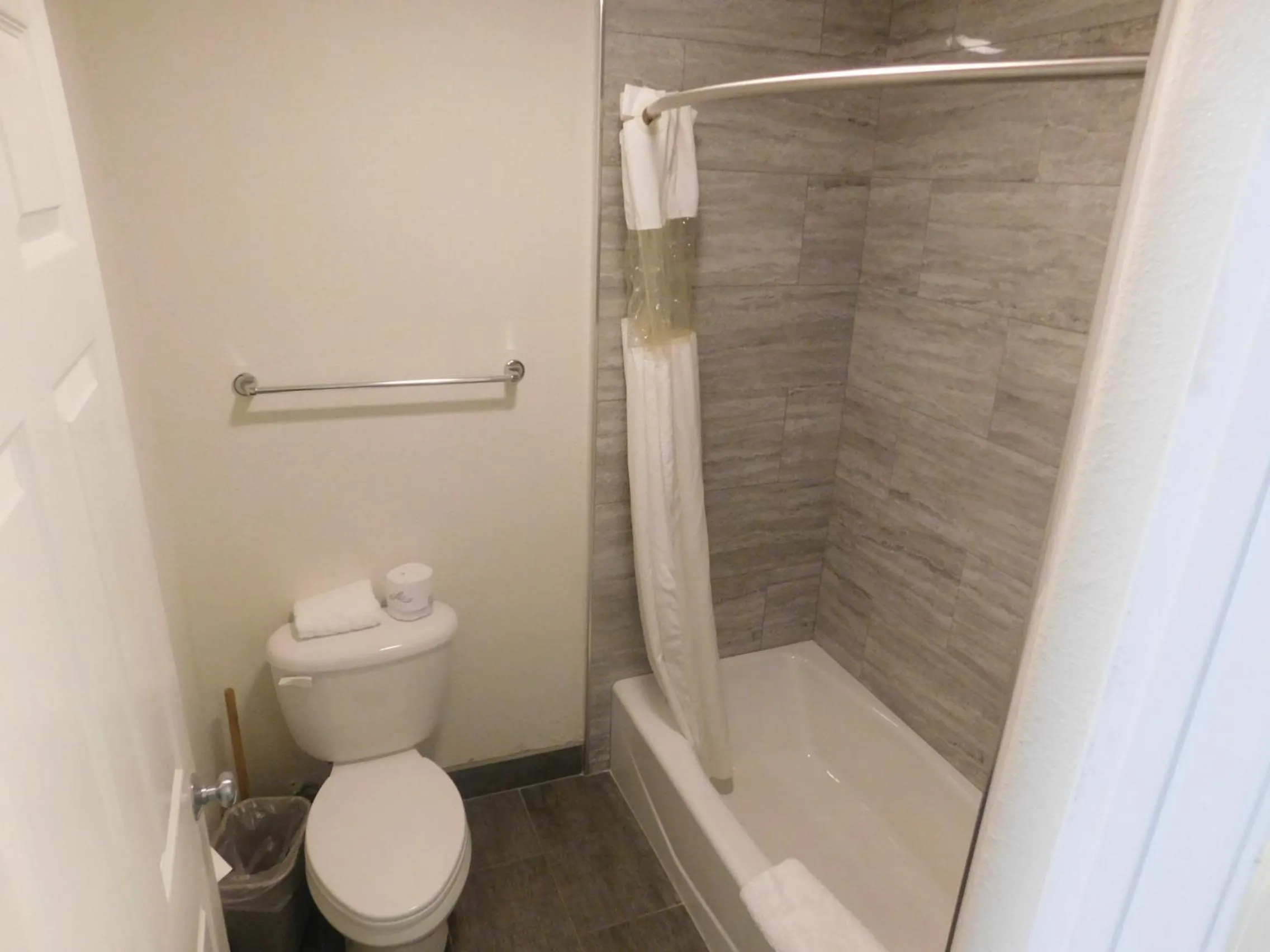 Bathroom in Fisherman's Cove Inn