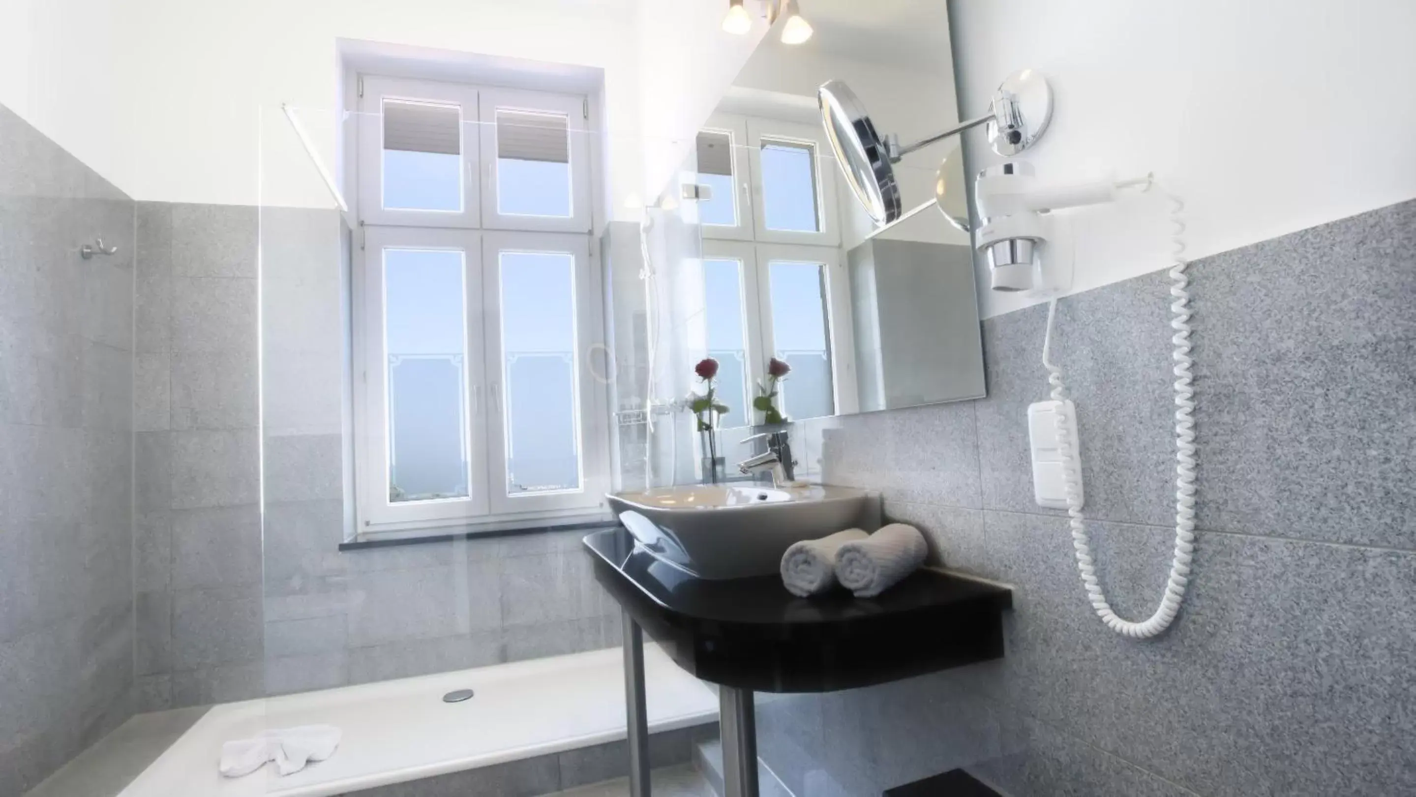 Shower, Bathroom in Strandhotel Preussenhof