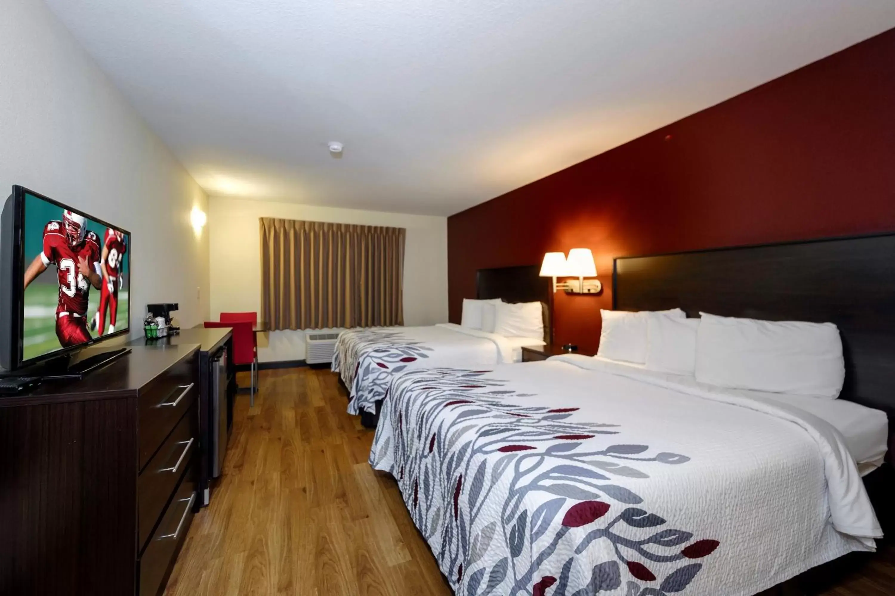 Photo of the whole room, Bed in Red Roof Inn Osage Beach - Lake of the Ozarks