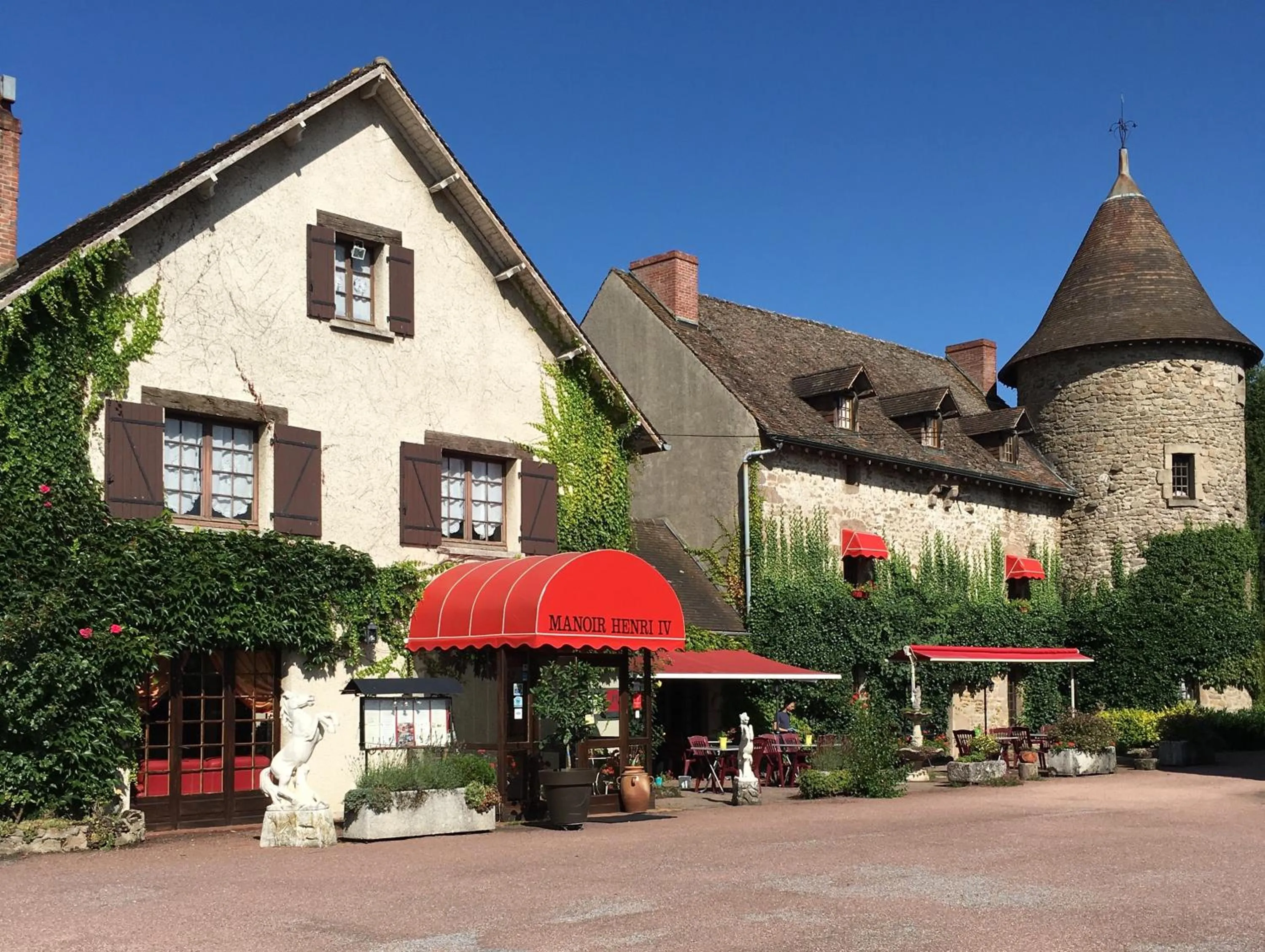 Restaurant/places to eat, Property Building in Manoir Henri IV