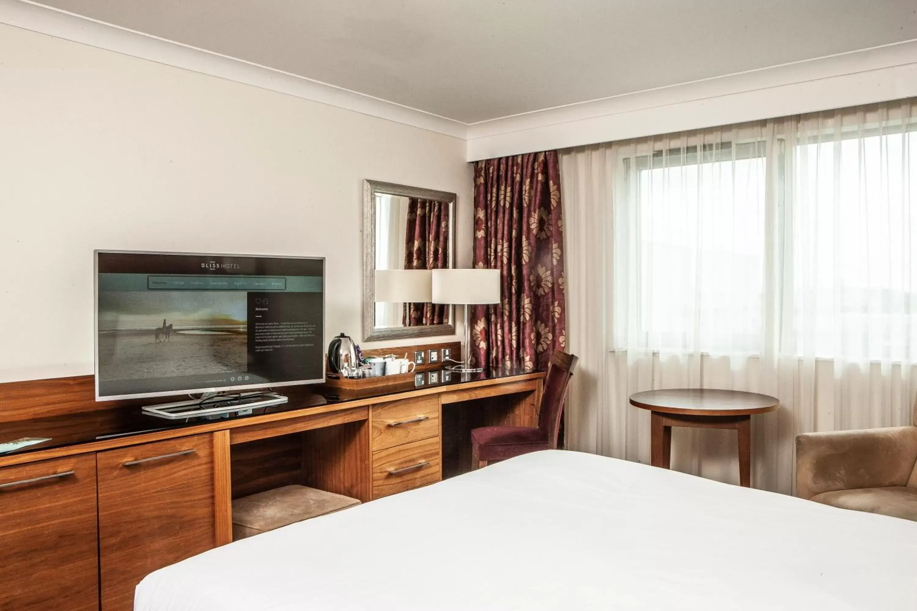 Bedroom, TV/Entertainment Center in Waterfront Southport Hotel