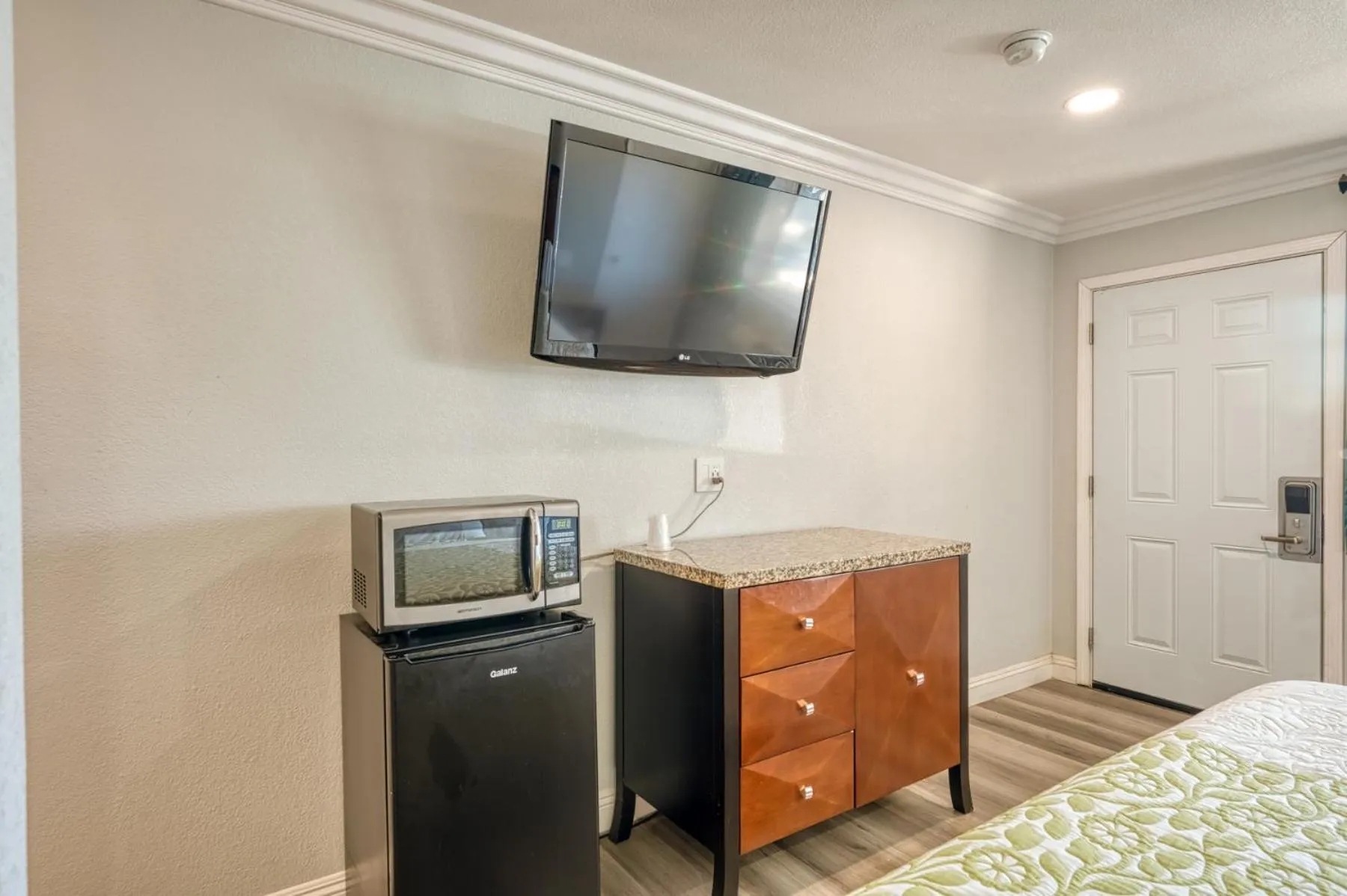 Bed in ERTH INN by AGA- Mojave