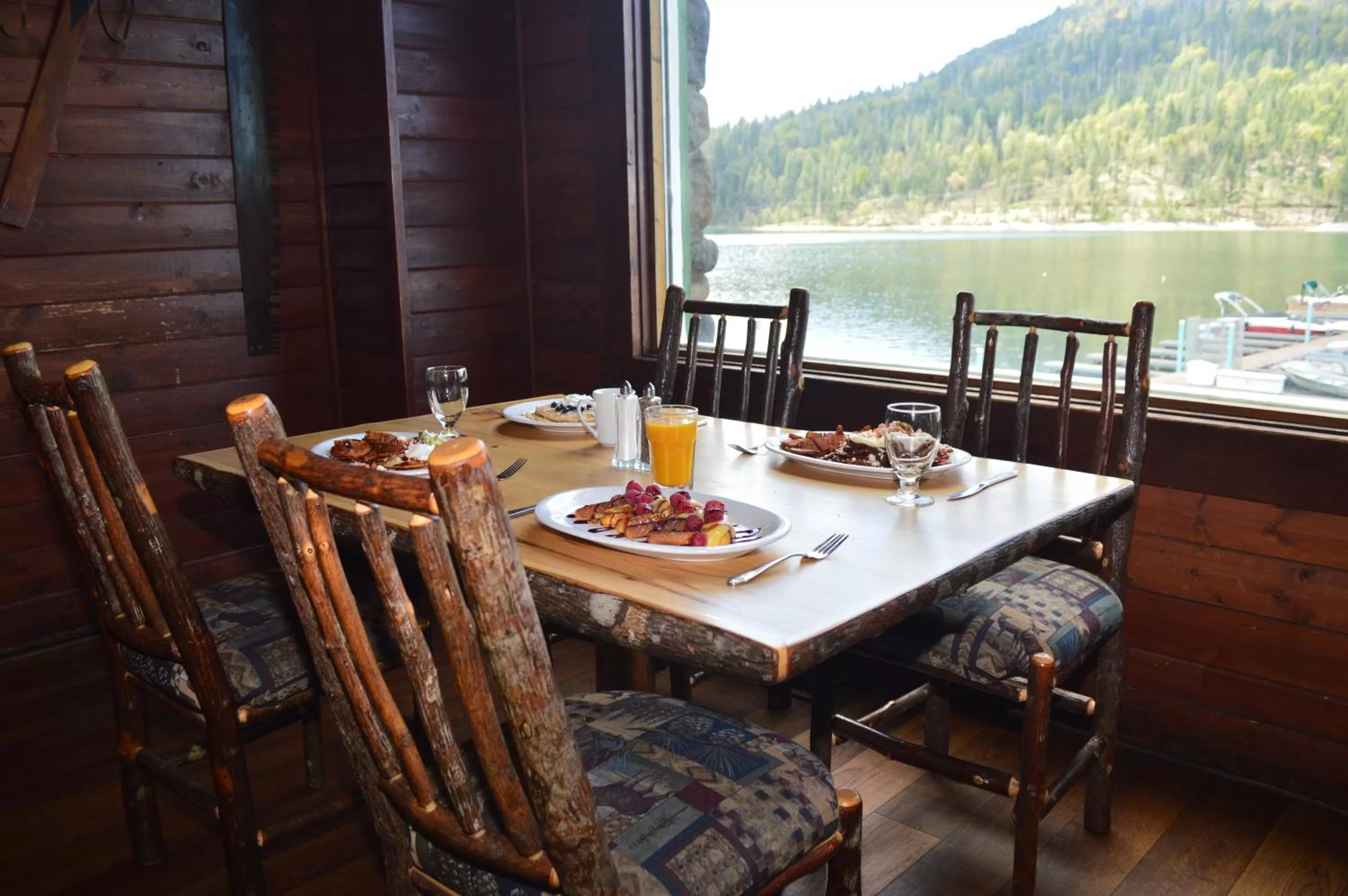 Restaurant/places to eat in The Pines Resort & Conference Center