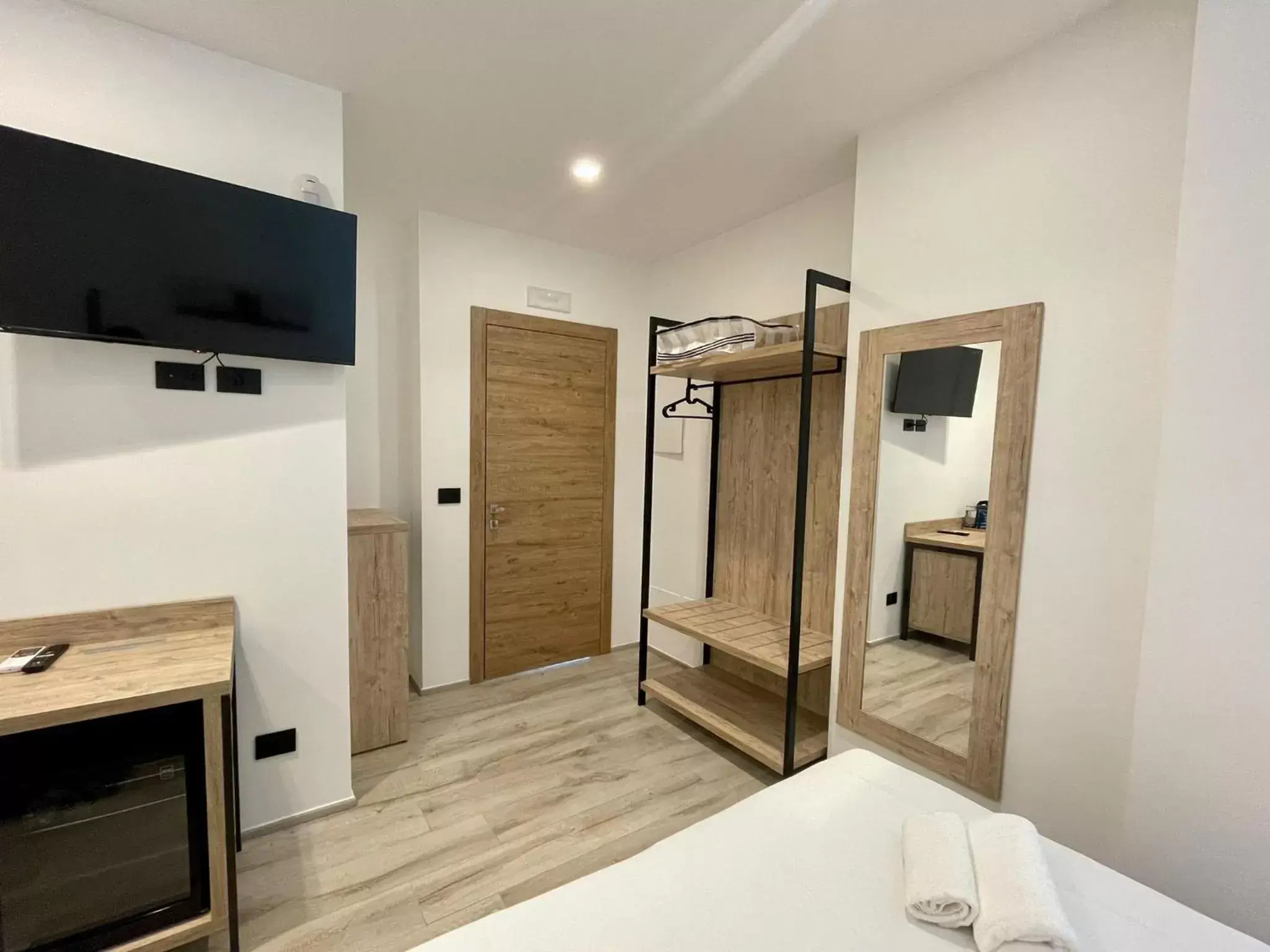 wardrobe, TV/Entertainment Center in Bari Airport B&B