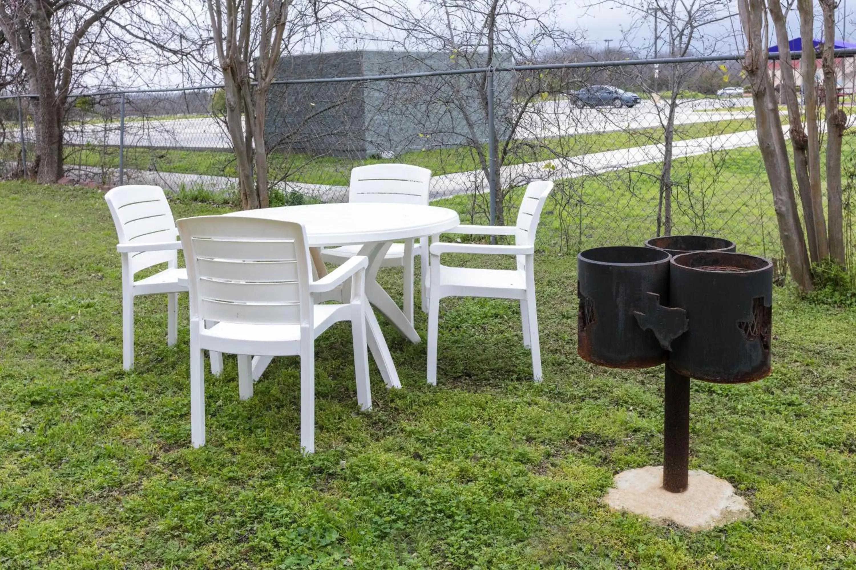 BBQ facilities in Howard Johnson by Wyndham Near Schlitterbahn