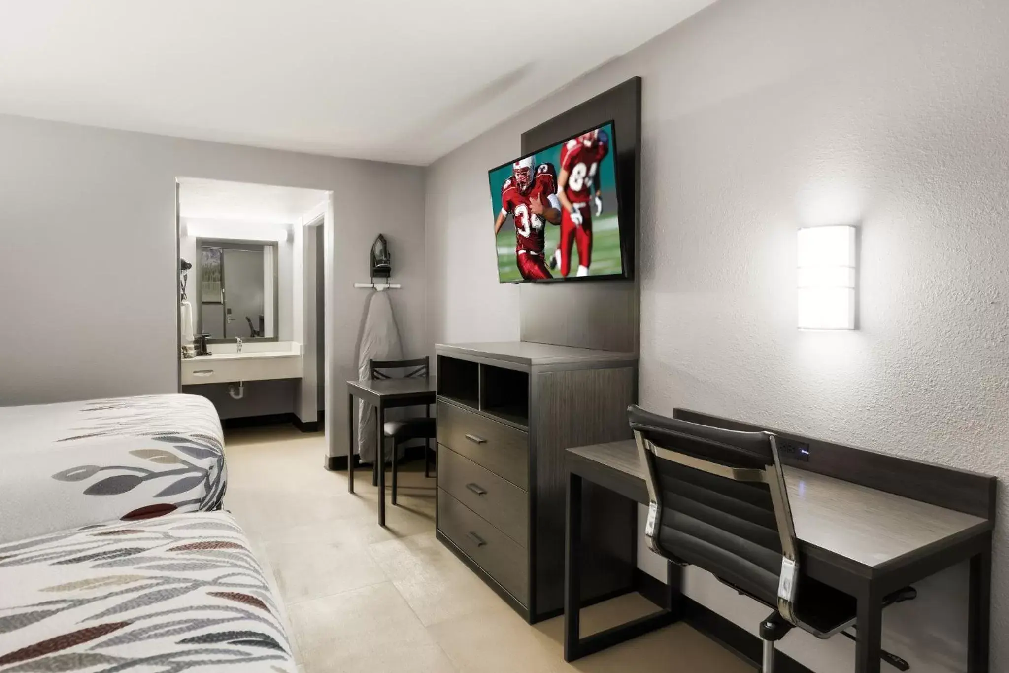 Photo of the whole room, TV/Entertainment Center in Red Roof Inn Alexandria, LA