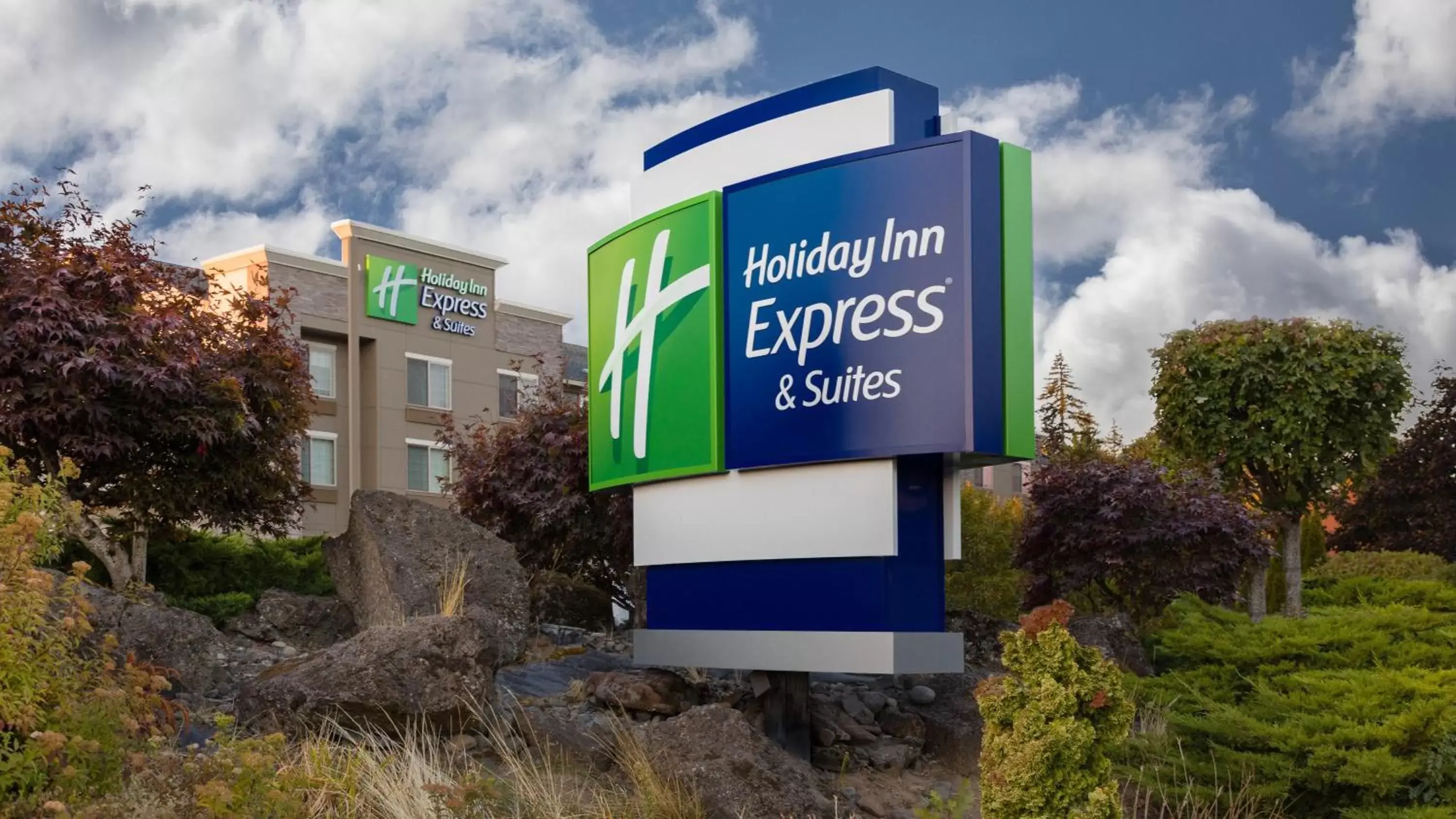 Property building in Holiday Inn Express & Suites Hood River, an IHG Hotel
