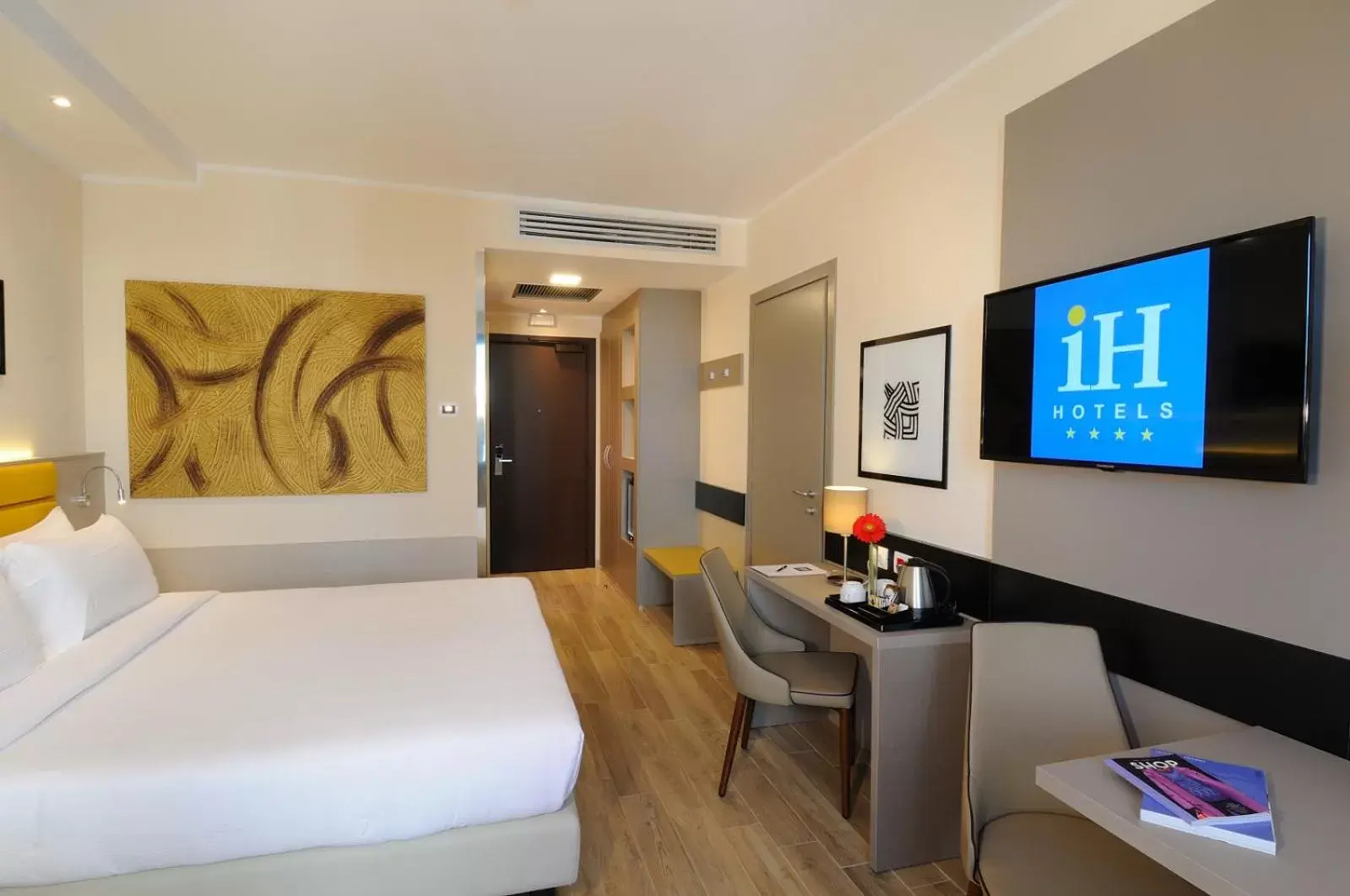 Bedroom, TV/Entertainment Center in iH Hotels Milano Lorenteggio