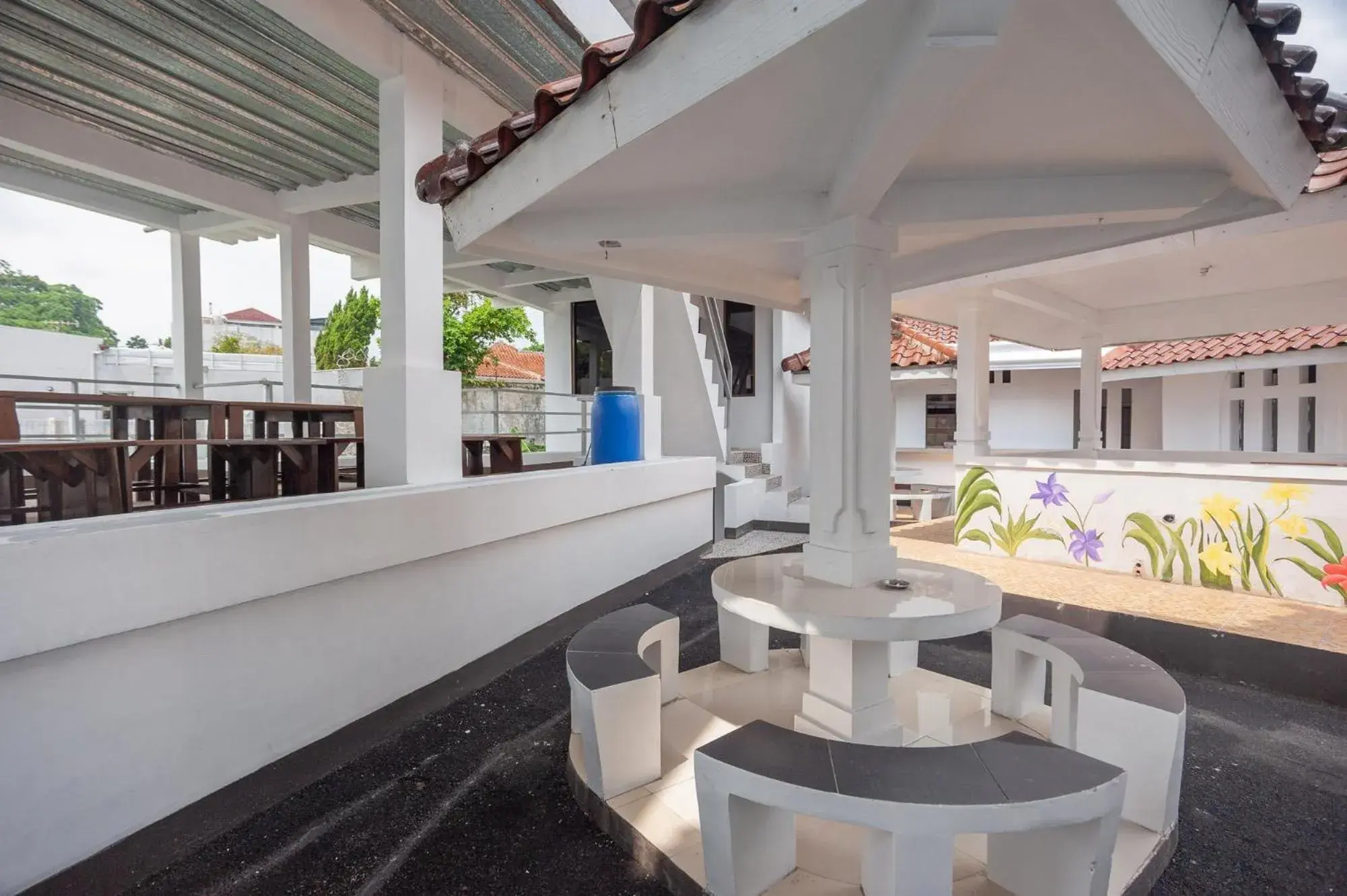 Seating area, Lounge/Bar in RedDoorz Syariah near Taman Air Mancur Bogor