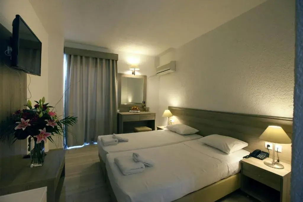 Property building, Bed in Apollon Hotel