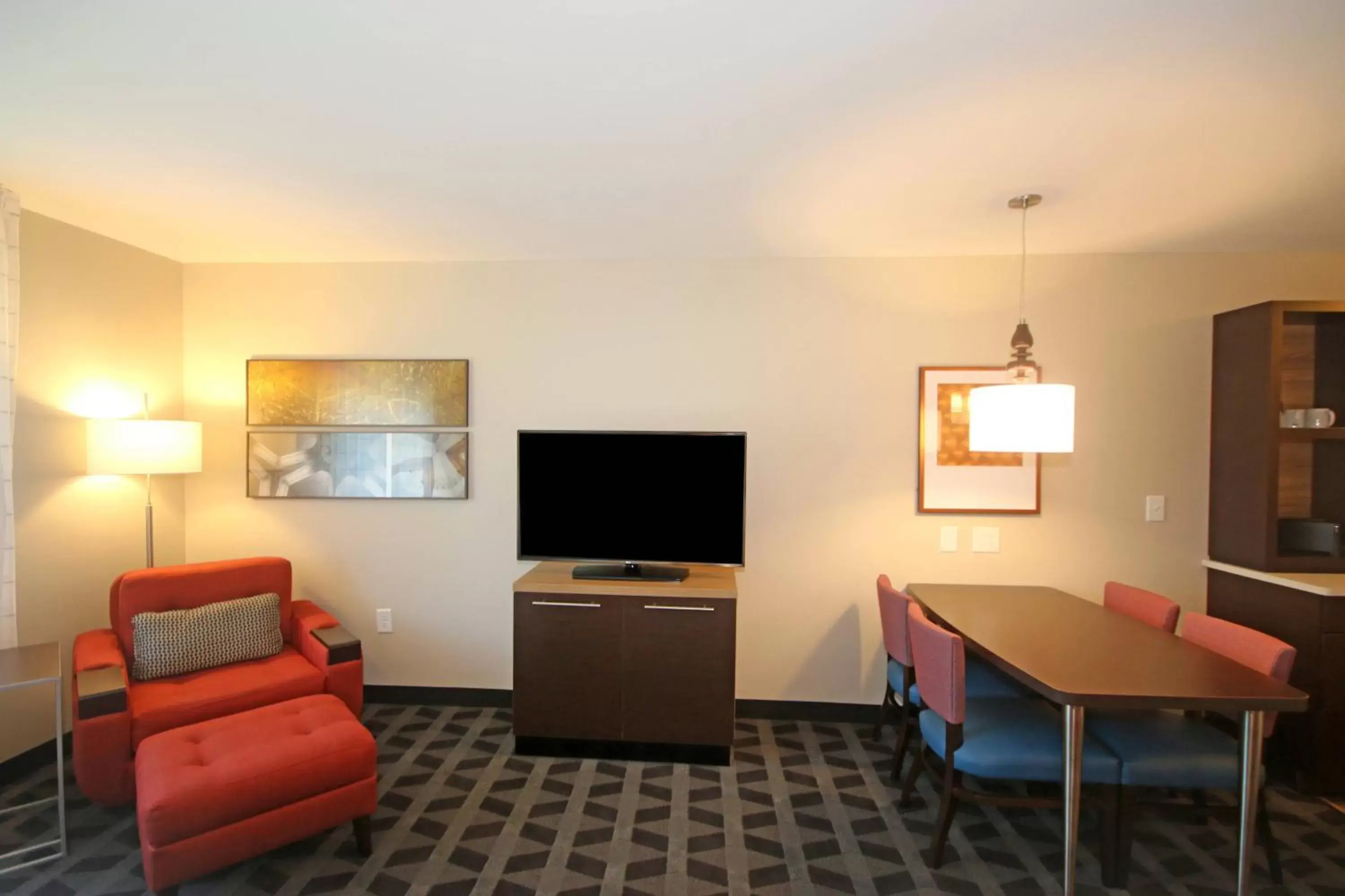 Bedroom, TV/Entertainment Center in TownePlace Suites by Marriott Charleston-North Charleston