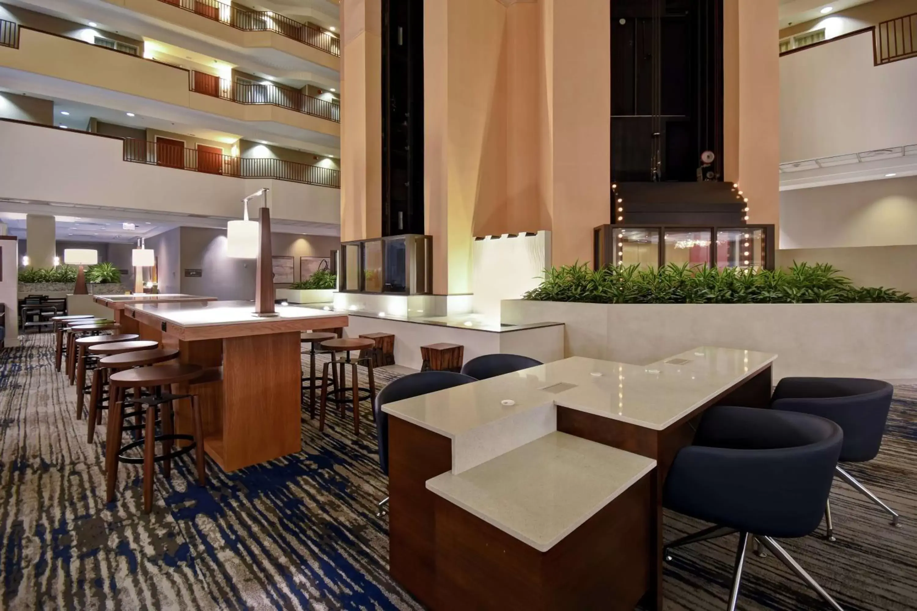 Lobby or reception, Lounge/Bar in Embassy Suites Charleston