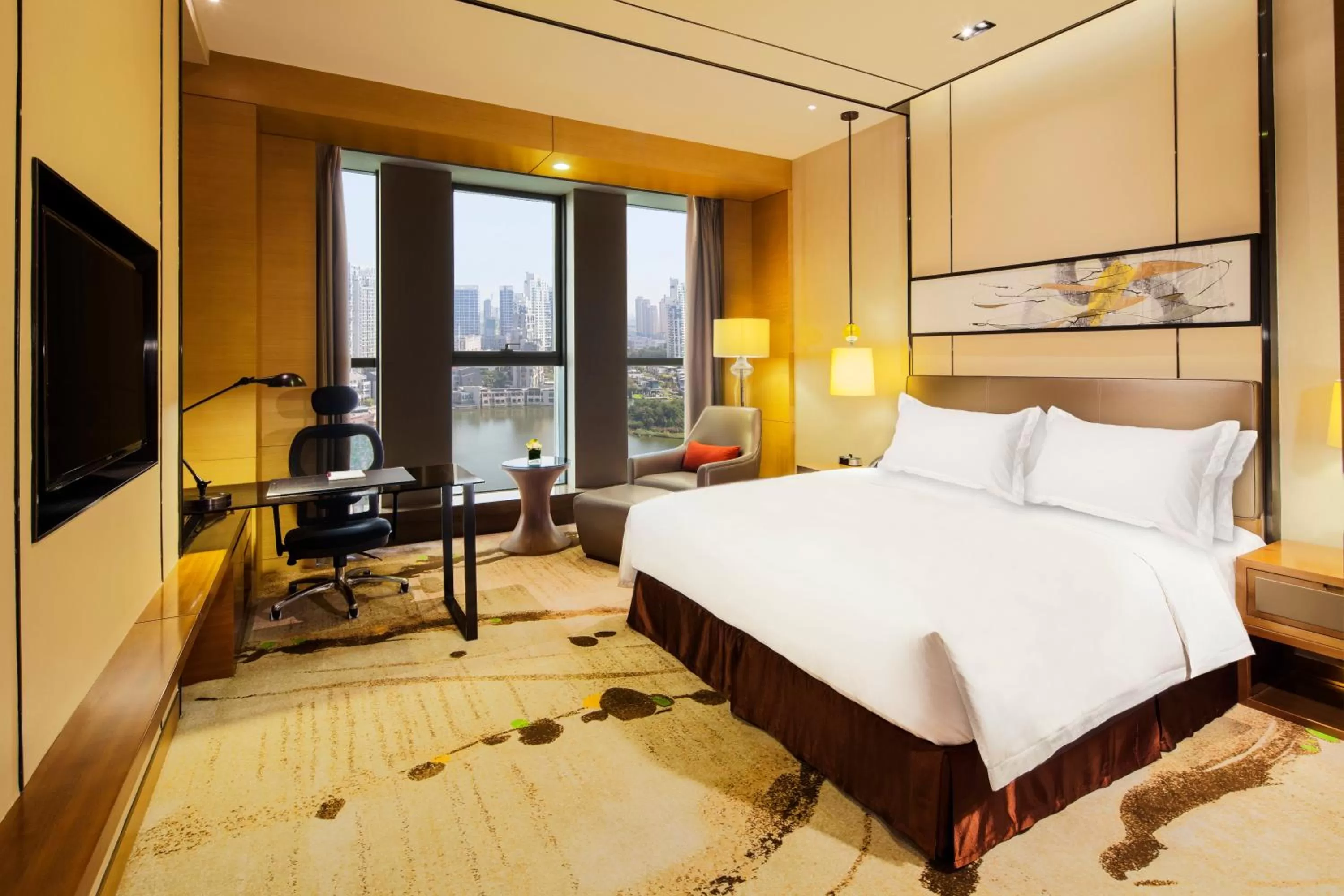 Photo of the whole room, Bed in Crowne Plaza Tianjin Meijiangnan by IHG