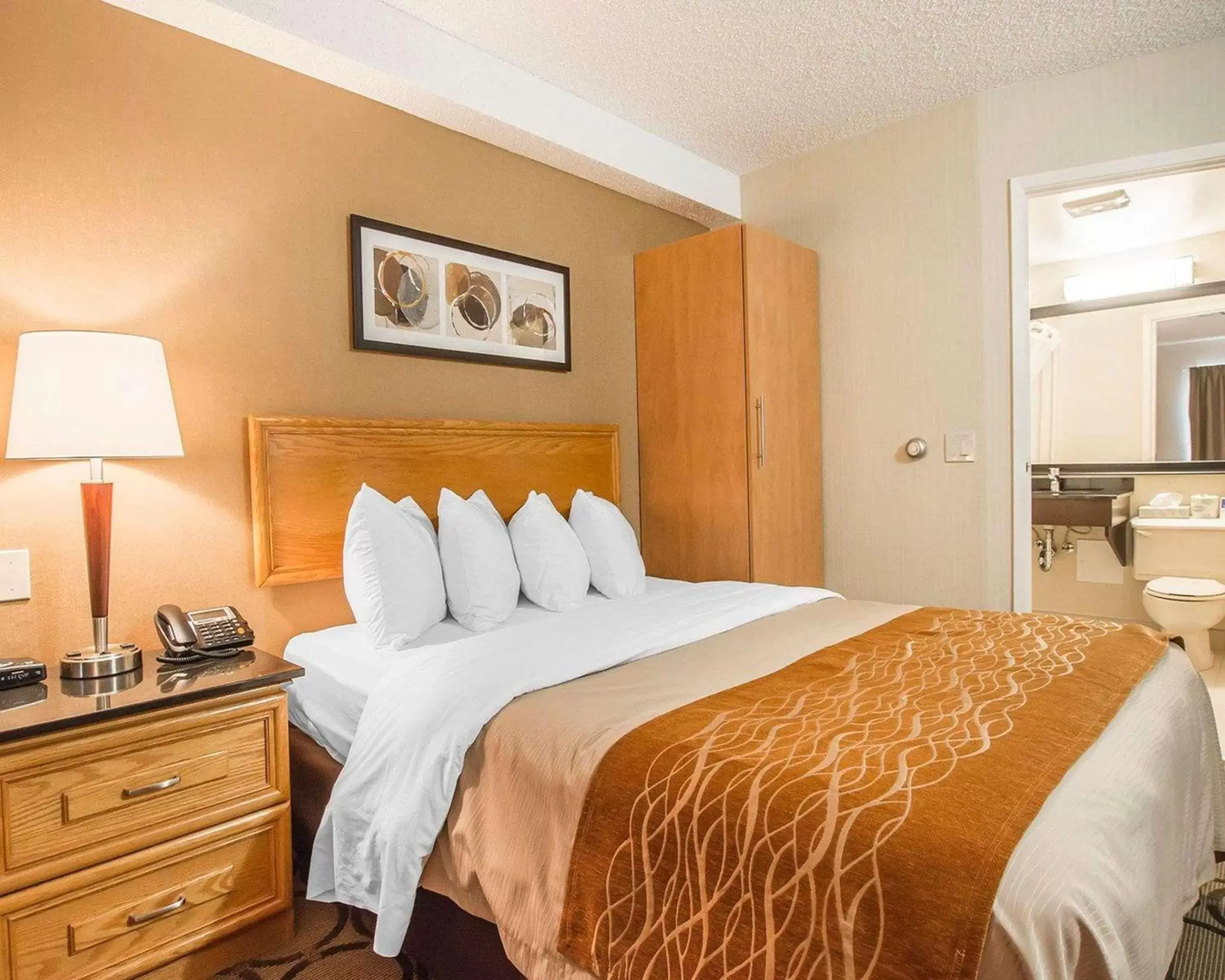 Photo of the whole room, Bed in Comfort Inn Rimouski