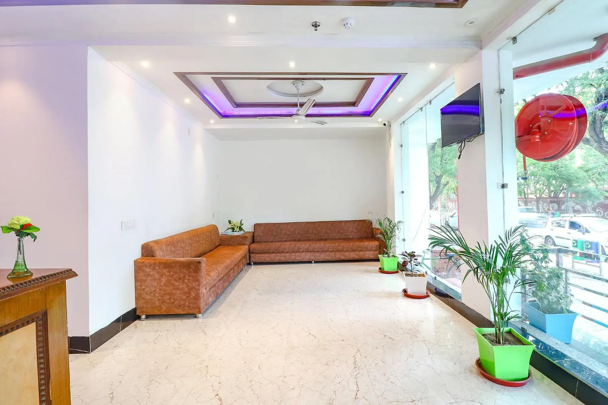 Seating area, Lobby/Reception in FabHotel Bhawana