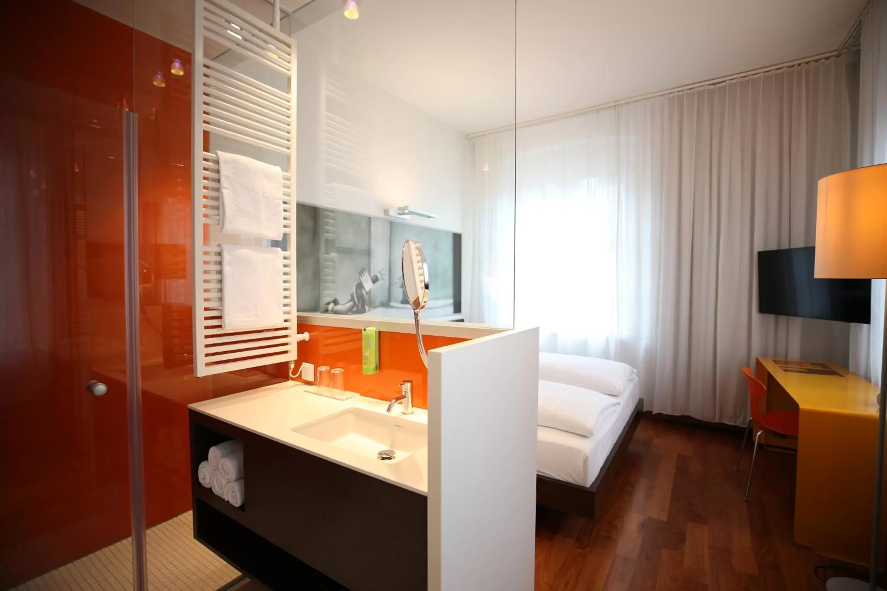 Photo of the whole room, Bathroom in arte Hotel Linz
