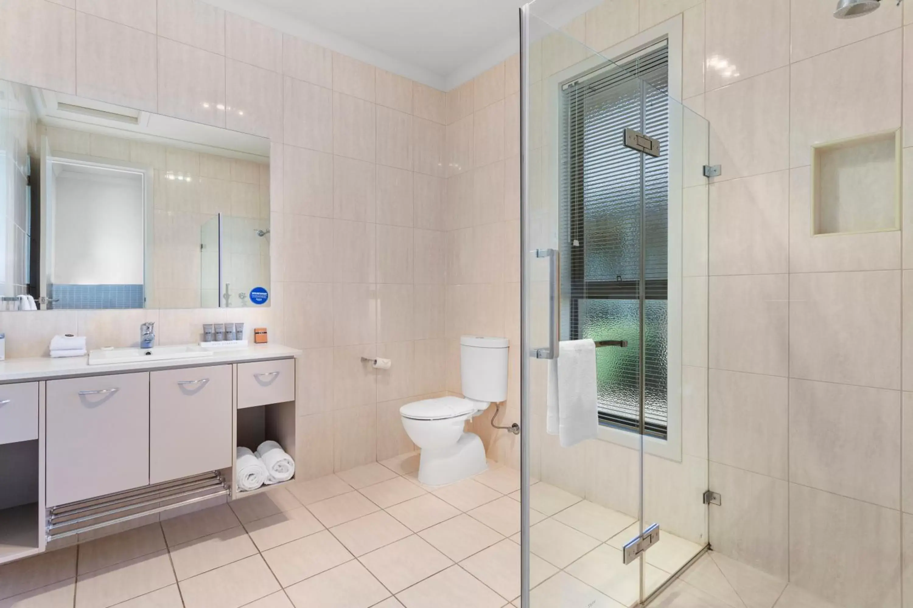 Shower, Bathroom in Quality Suites Seasons 5