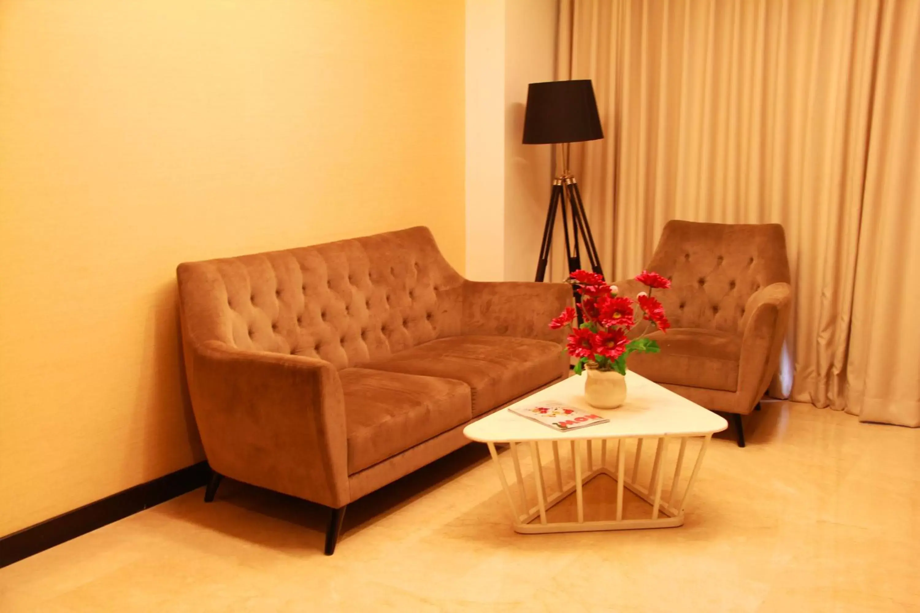 Living room, Seating Area in ASTON Bellevue Radio Dalam