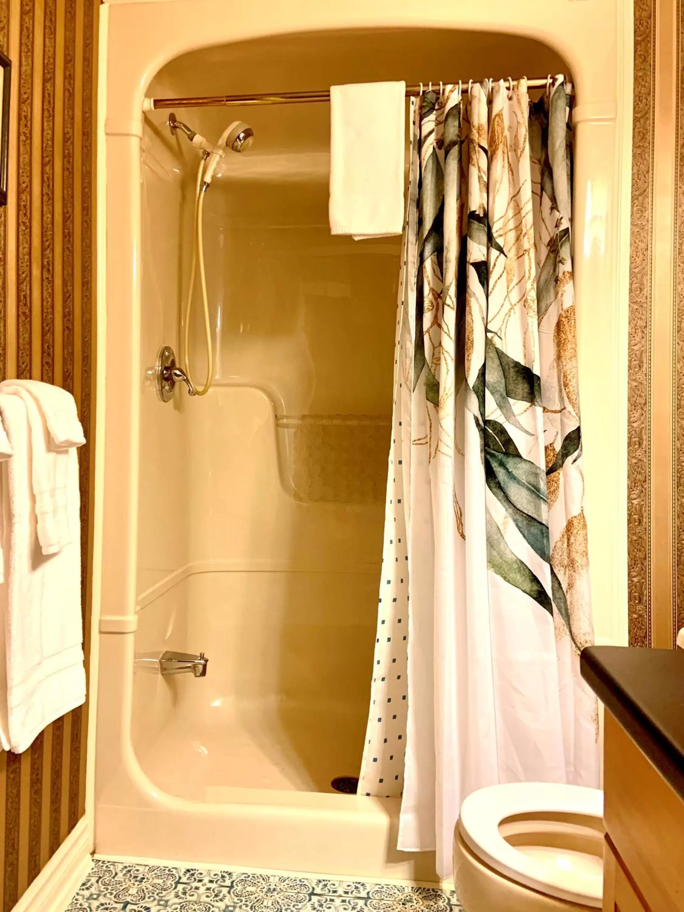 Shower in WeatherPine Inn