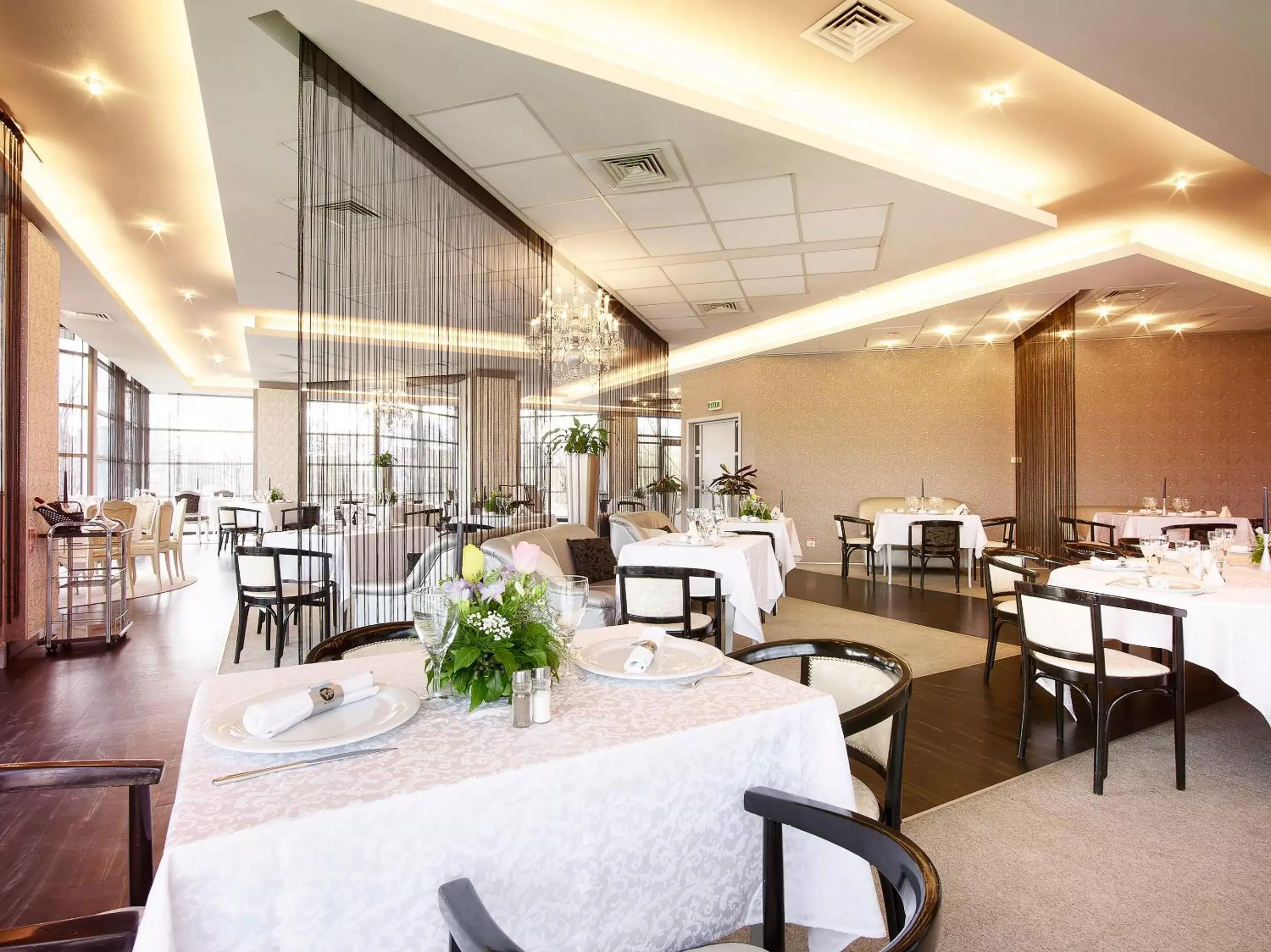 Food and drinks, Restaurant/Places to Eat in Continental Forum Oradea