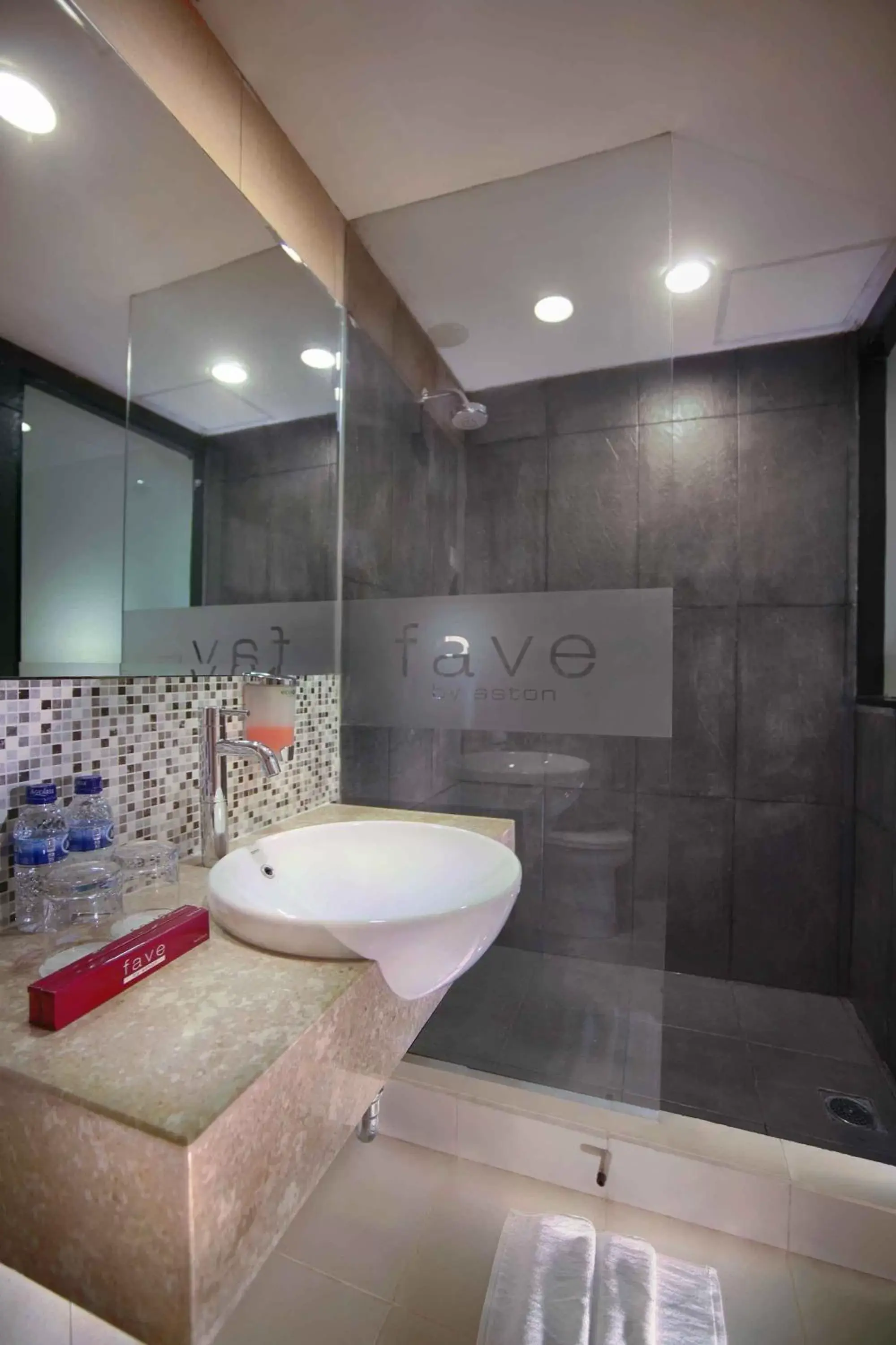 Bathroom in favehotel PGC Cililitan