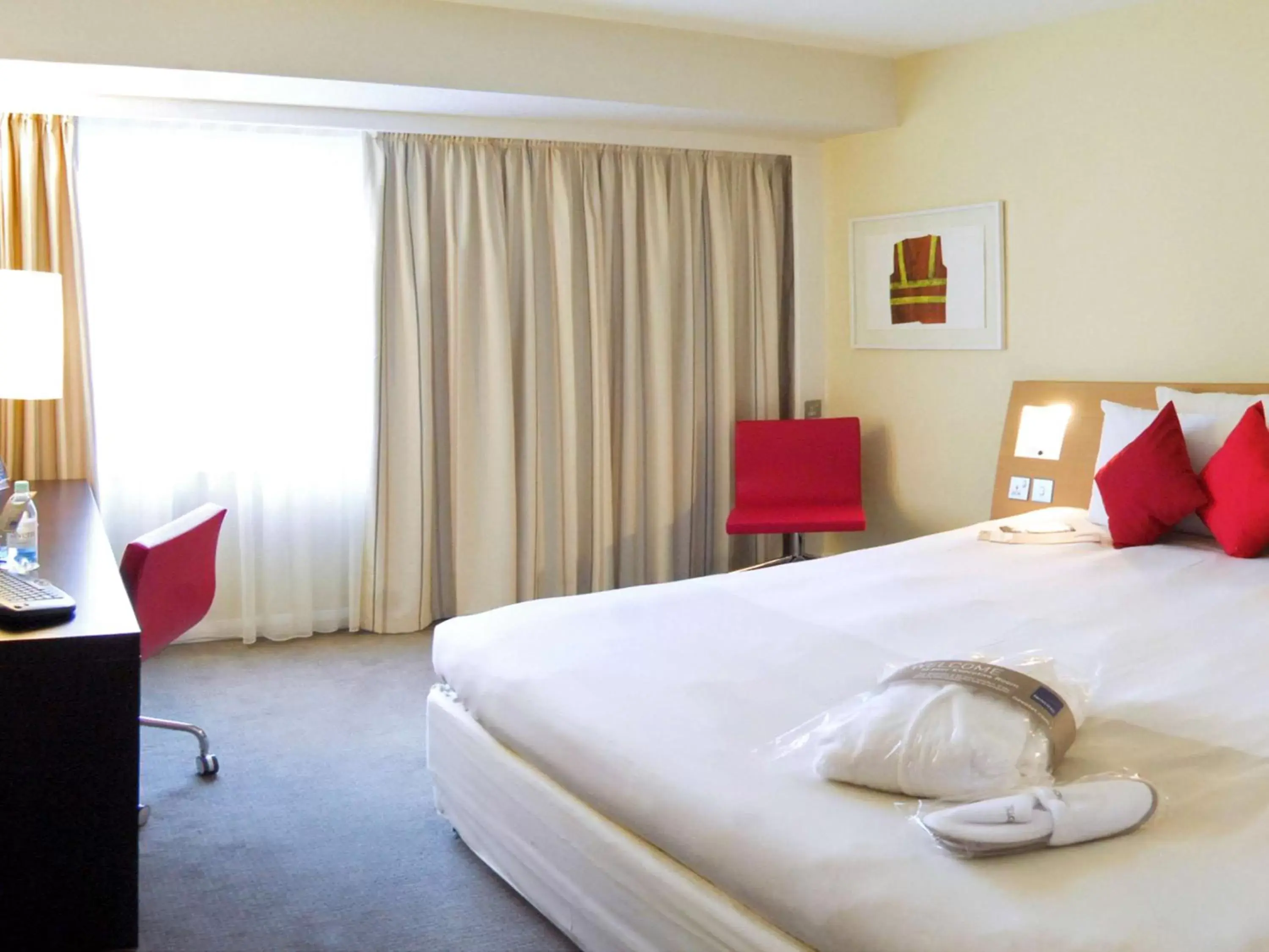 Photo of the whole room, Bed in Novotel Sheffield Centre