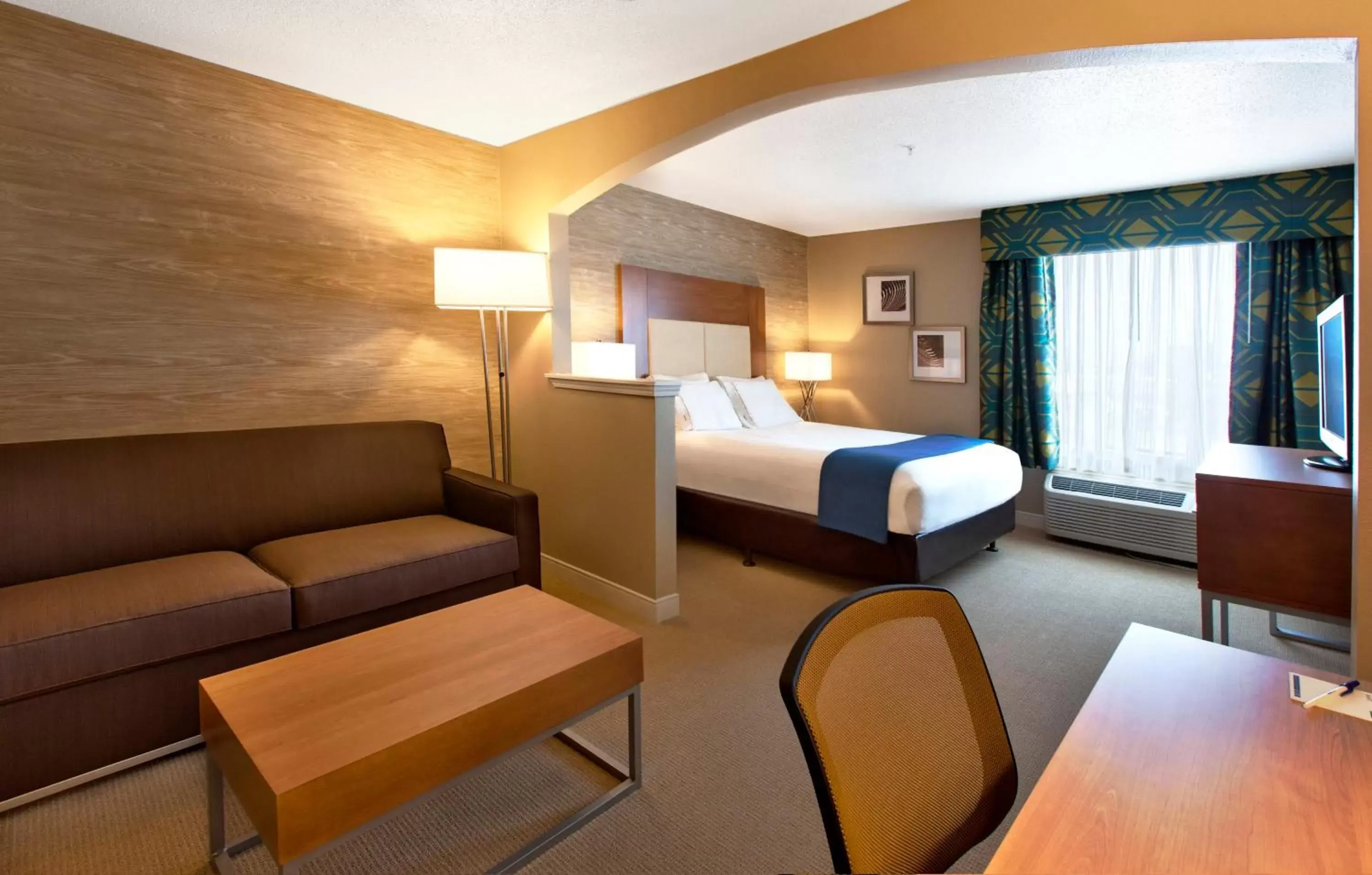 Photo of the whole room in Holiday Inn & Suites Spring - The Woodlands