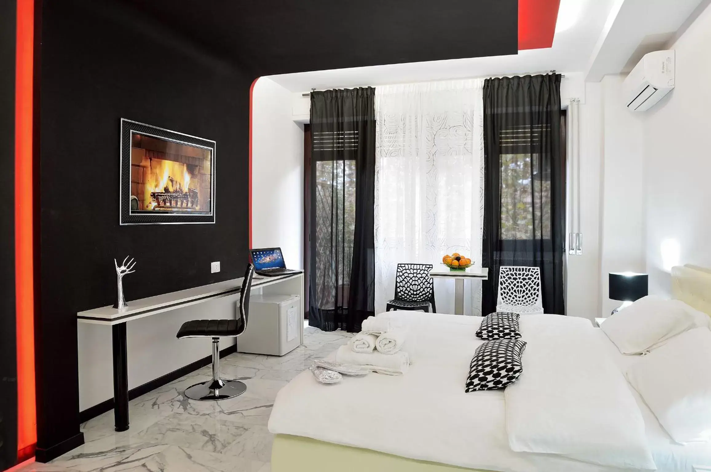 Bedroom, Bed in Black & White G&G