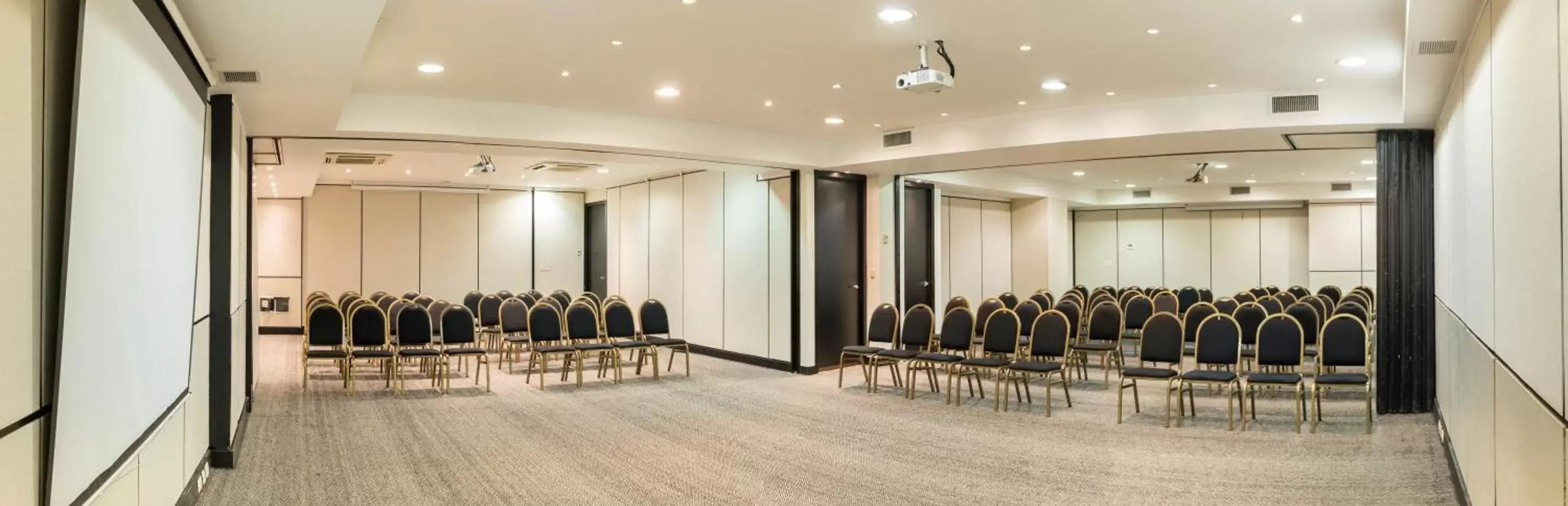 Meeting/conference room in Loi Suites Recoleta Hotel