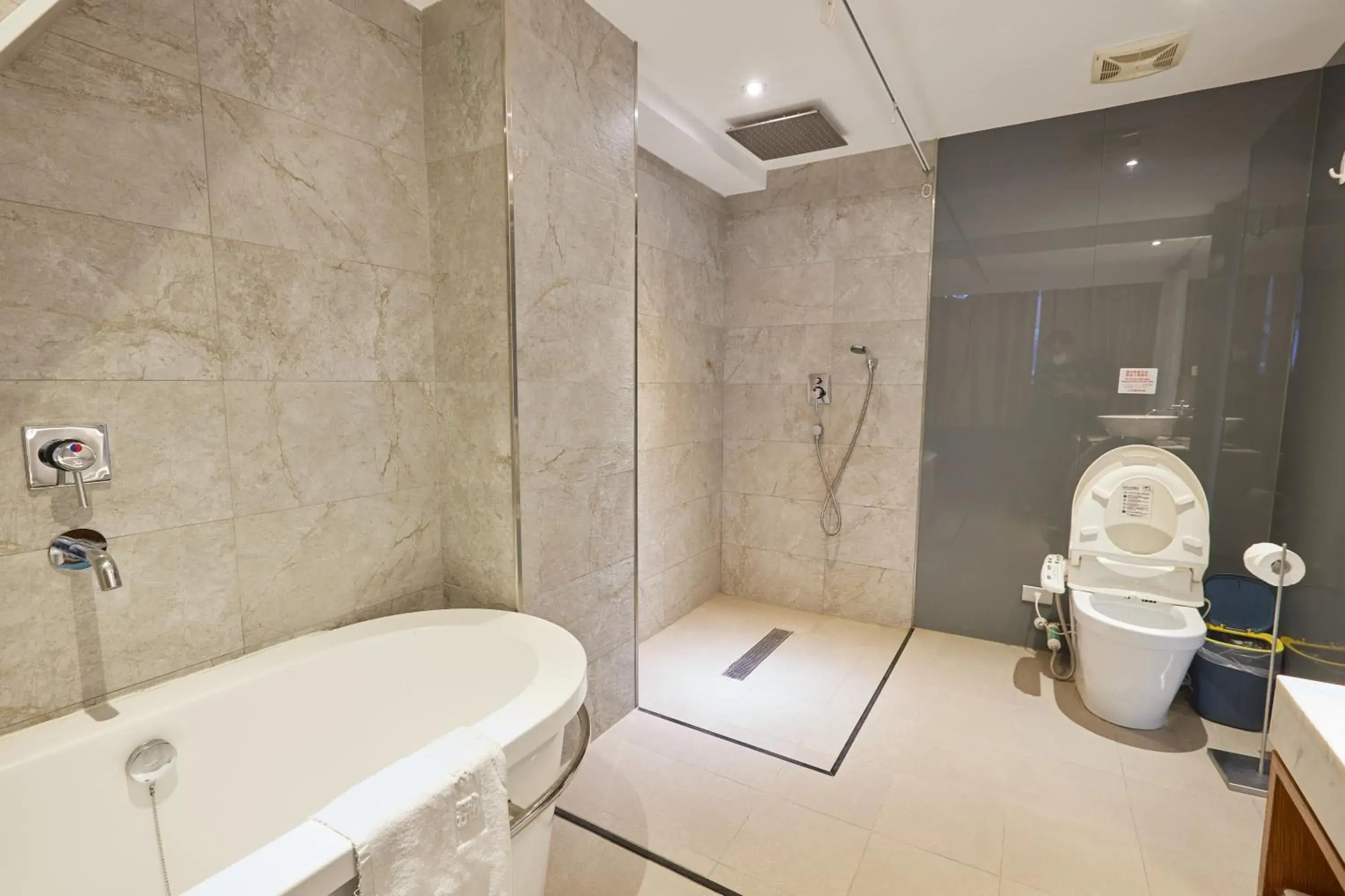 Bathroom in Li Duo Best Hotel
